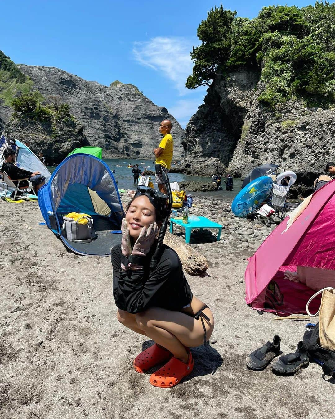 大柳麻友のインスタグラム：「⁡ ⁡ 家族で毎年恒例の伊豆へシュノーケリング旅🤿🐠 ⁡ 海にも山にも空にもたーくさん触れて 大自然からパワーをもらった1日だった(*˘˘*) ⁡ この旅は私が一歳の時からの恒例行事だと聞いてびっくり😳 思い出してみれば両親は私が物心つく前から 沢山、自然の中に連れて行ってくれたなあと 改めて感謝の気持ちが溢れてきたのでした🥺 ⁡ みなさん、夏休み楽しんでますか🍉✌️ ⁡ ⁡ ⁡ #南伊豆 #ヒリゾ浜 #シュノーケリング」