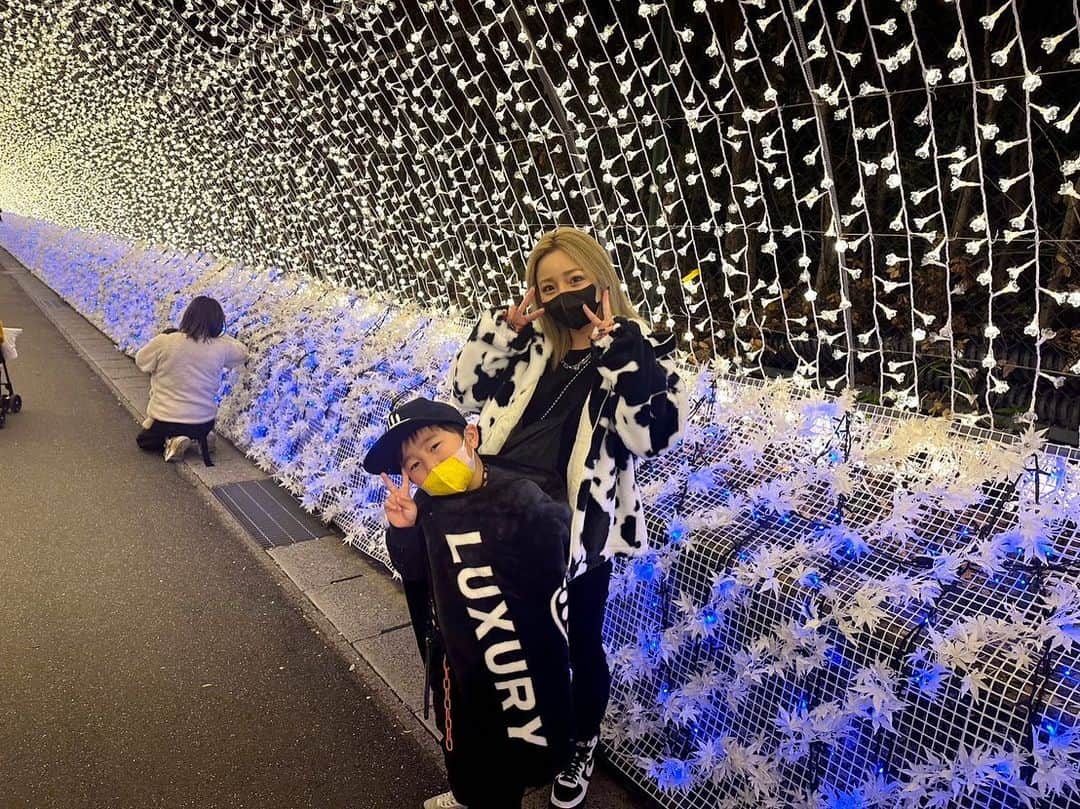 MII MAMAのインスタグラム：「. . . 時差すぎる #なばなの里 💡´- ------------------------------------------ 🔎White Style mi mama 良かったらチャンネル登録お願いします🙇🏽‍♀️ #YouTube#ユーチューバー#主婦ユーチューバー#MIIMAMA#チャンネル登録お願いします#2児ママ#年子ママ#ギャルママ#ぎゃるまま#アラサーママ#アラサー#30代#30代ママ#ホワイトインテリア#モノトーンインテリア#シンプルな暮らし#収納#ホワイト収納#イチナナ#イチナナライバー#専属ライバー#主婦ライバー#17LIVE#主婦YouTuber#ママYouTuber#ママライバー#幼稚園ママ#小学生ママ」