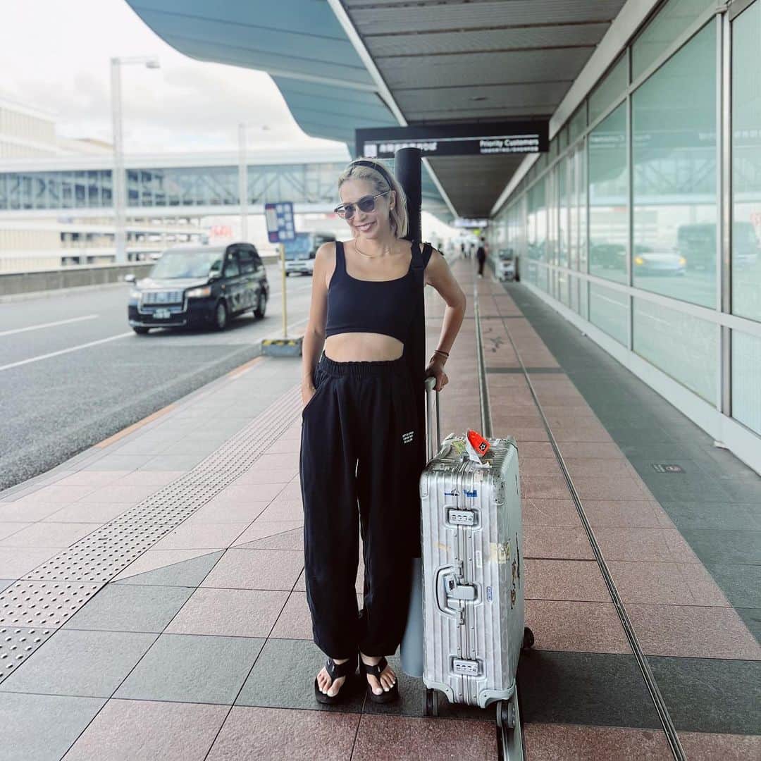 西山美希子のインスタグラム：「西表島から帰ってきました。行きと帰りの私のテンション違いすぎる笑笑。野生化w。西表島のワイルドの中で傷だらけになり、顔まで焼けて真っ黒になり、身体中チンクイに刺されてプランクトン皮膚炎になりました😭西表島には薬局もないので、ひたすら氷で冷やしてた😅飛行機ルックはいつも @toiro__toiro のスウェットです。ラクチン〜」