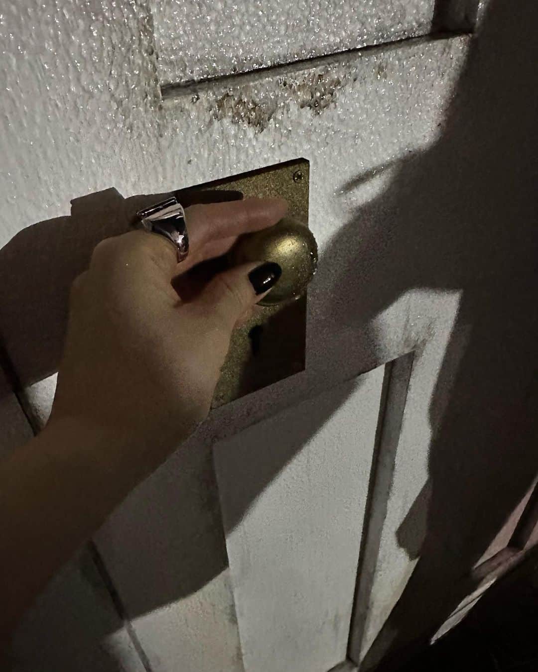 Aimerのインスタグラム：「⚯̫  7th ALBUM「Open α Door」 ジャケット撮影の裏側🚪🔑  Here is the behind the scene of the artwork shooting for 7th album!」