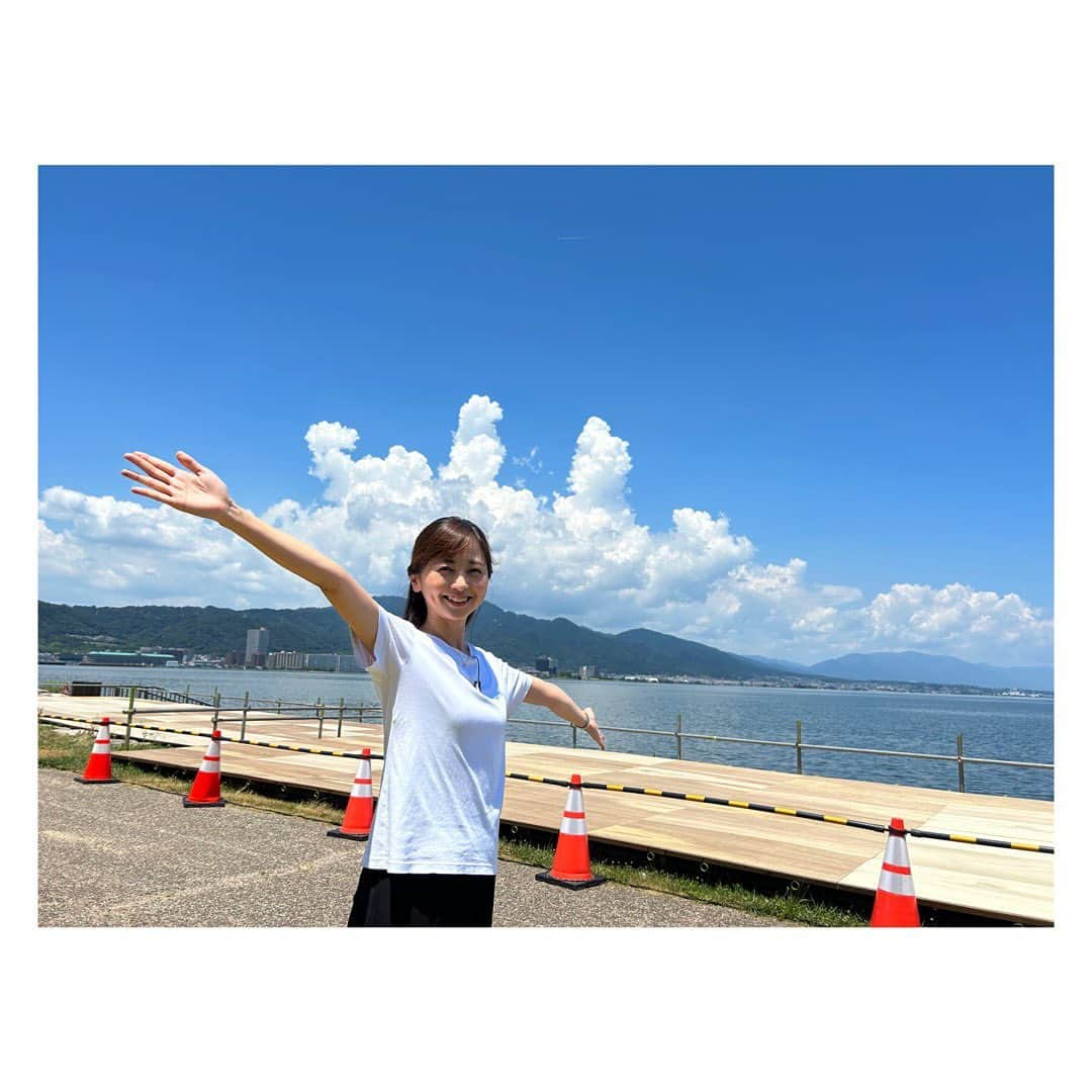 中谷しのぶのインスタグラム：「🎆🎆🎆  暑かったー！！ 琵琶湖での取材でした。  青空に青い湖、真っ白な雲、夏です☀️！ 明後日の #ウェークアップ で。  #びわ湖大花火大会」