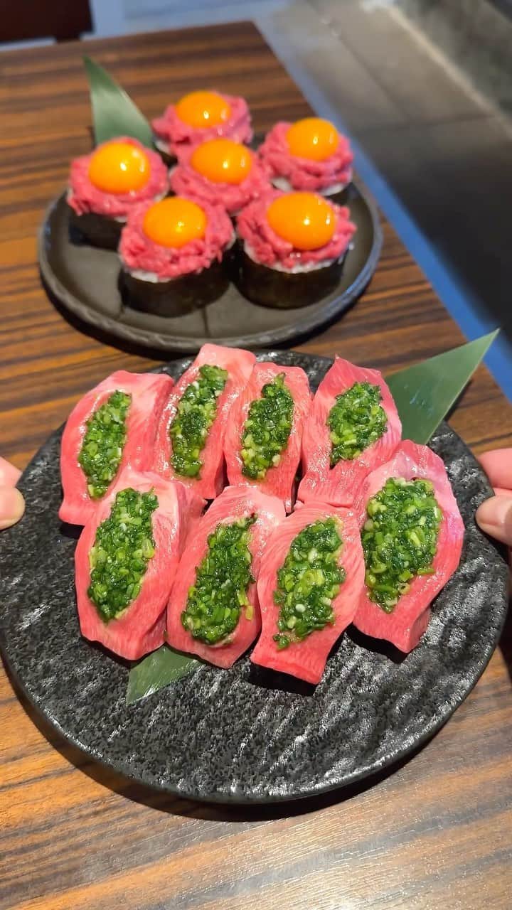のインスタグラム：「【29テラス】 @東京：渋谷駅から徒歩3分  代々木の人気焼肉店が渋谷にオープン！ ネギをガッツリ挟んだ牛タンを食べられるお店  肉厚ジューシーな牛タンにゴマ油で香り付けしたネギを挟んでおり、適度な弾力と肉の旨みが最高！  濃厚な卵黄を崩しながら食べるユッケキンパや数量限定の超特大骨付きカルビも食べてほしい逸品🥩  厚切りネギたんは4枚2480円 ユッケキンパは1個380円 巨大骨付きカルビはグラムによって変動するシステムで基本の350gで3800円  骨付きカルビは1日数組限定のメニュー！ 焼き上げるとタレの香ばしさが辺りに漂います！  お通しの生野菜と焼き野菜は食べ放題なのも嬉しいポイント  渋谷エリアで美味しいお肉を食べたい時にオススメ！  お店のアカウント👉@29terrace_shibuyaminamiguchi  ⏰17:00〜23:30（土日は12:00にOPEN） 🏪なし 📍東京都渋谷区道玄坂1-10-2 渋谷CRビル B2F （Shibuya CR Building B2F, 1-10-2 Dogenzaka, Shibuya-ku, Tokyo）   #渋谷グルメ #渋谷ランチ #渋谷ディナー   #shibuya #tokyofood #japanfood #japantravel」