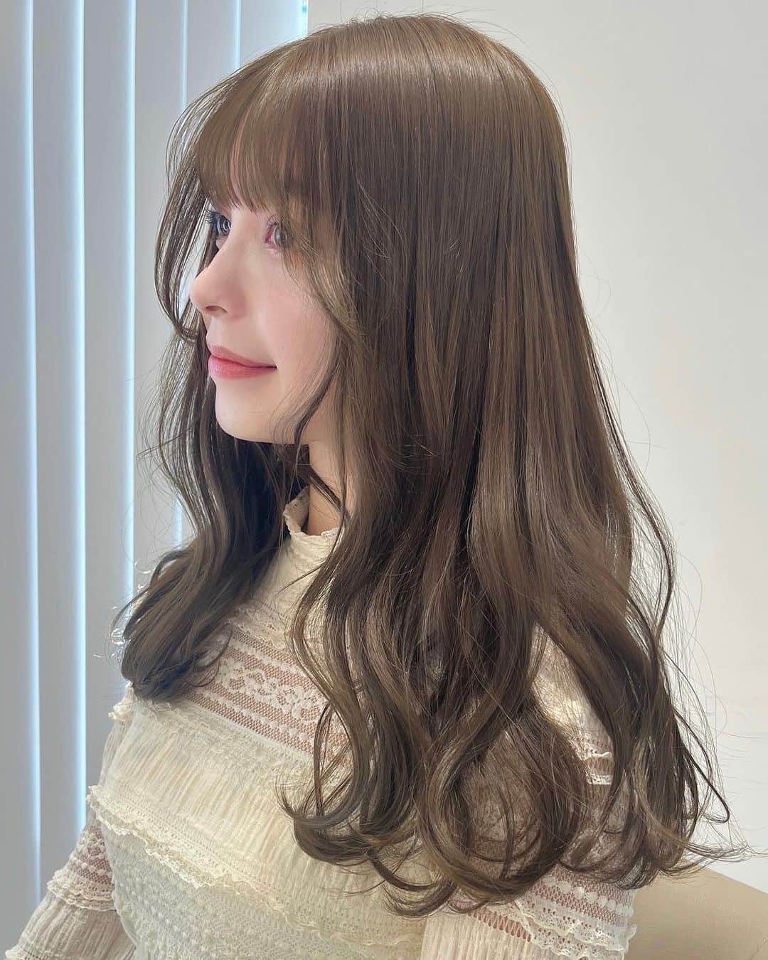 ホットペッパービューティー ヘア〈公式〉さんのインスタグラム写真 - (ホットペッパービューティー ヘア〈公式〉Instagram)「【垢抜けを叶える！艶✖️ロングスタイル4選】 . 1枚目 📷photo by @__kaoori__ 2枚目 📷photo by @shogo_52 3枚目 📷photo by @nanako__kato 4枚目 📷photo by @satotakanori109 . . ‥‥‥‥‥‥‥‥‥‥‥‥‥‥‥‥ 【ヘアスタイル募集✂】 #hpb_hair をつけていただいた投稿の中から、ピックアップして紹介します♪投稿お待ちしております♡ ‥‥‥‥‥‥‥‥‥‥‥‥‥‥‥‥ . ホットペッパービューティーは美容院・ヘアサロンが探せる日本最大級の検索・予約サイトです。 公式Instagramでは『新しい自分を好きになる。』をコンセプトに素敵なヘアスタイル・トレンド情報をお届けします。 . . #艶カラー #レイヤーカット #韓国風ヘア #くびれヘア #オリーブベージュ #透明感カラー #ピンクカラー #くすみカラー #ベージュカラー #ブラウンヘア #顔周りカット #顔まわりカット #顔まわりレイヤー #ロングヘア #セミロングヘア #セミロング #ニュアンスヘア #ウェーブヘア #オリーブベージュカラー #オリーブグレージュ #オリーブアッシュ #オリーブブラウン #オリーブカラー #トレンドカラー #トレンドヘア #ヘア #髪型 #ホットペッパービューティー #hotpepperbeauty」7月27日 17時30分 - hotpepperbeauty_hair