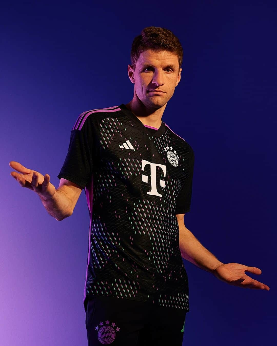 トーマス・ミュラーさんのインスタグラム写真 - (トーマス・ミュラーInstagram)「What do you think about my new  colours?  I love this new @fcbayern kit! 👌」7月27日 17時34分 - esmuellert