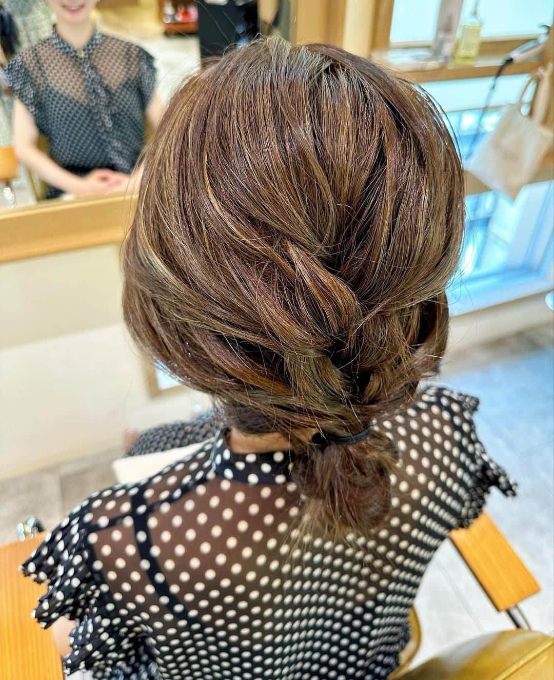 風花舞さんのインスタグラム写真 - (風花舞Instagram)「ヘアカラー。 前回初めてハイライトを入れてみたんだけど、 今回はハイライトの分量増やしてみました。 色が単一じゃなくて濃淡ある感じが気に入ってます。  今日は暑かったので🥵 まとめ髪にしてくださいました。 参考にしよ✍  #canaan #hairsalon #ginza」7月27日 17時37分 - kazahanamai_official