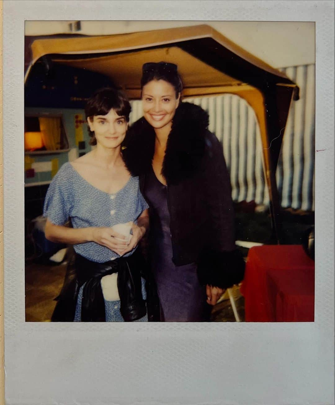 メラニー・サイクスのインスタグラム：「Sharing a treasured possession ❤️ This is a polaroid of me and Sinead O'Connor at the phoenix festival 20/07/97  I don't often do this when people die, show pictures of me with them, but with Sinead I really want to.   I was incredibly nervous on one of my first ever gigs for MTV and was overwhelmed to meet her even asking her for this pic. Which I rarely do.  I loved her, her message and her work.   I believe that she was sent here for the purpose of enlightening humanity against dark forces.  She had the voice of an angel and the power in that voice of a warrior. I believed in her, I believe in her now.  If you haven't already, you have to watch the brilliant documentary 'Nothing compares' about her life and the attempted takedown of her that was brutal and alarming in the extreme.  I'm sending all my love to those closest to her and sending gratitude into the world for her existence.  May she rest in peace and may the world continue to listen to the eternal messages in that beautiful woman's voice that delivers them.   #legacy #sineado'connor #rip #humblewarrior」