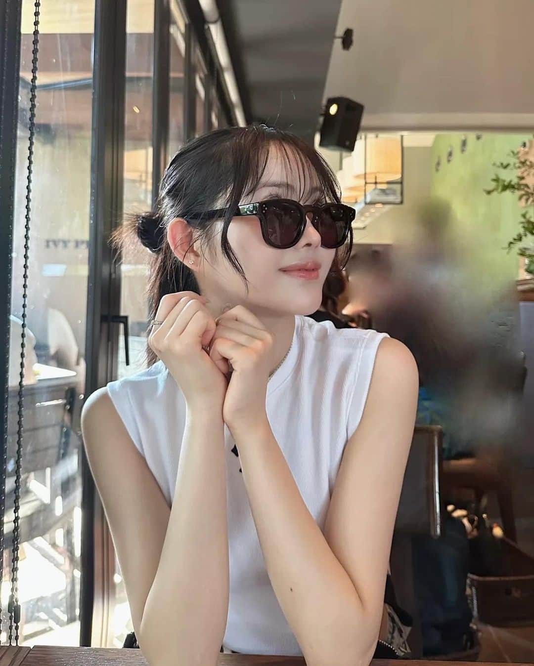 上水口姫香のインスタグラム：「サングラスが似合う女の子になれたかな〜😎🩷️ 最近カジュアル女子ハマってます(￣^￣ゞ  そして食欲の夏☀️🍉🌻🏊 パンケーキ美味し𓌉🥞𓇋 ‎  お顔もスッキリしていい感じでし✨✨  東京中央美容外科渋谷東口院 @tcb.shibuyahigashi の倉島先生 @tcb_kurashima_futae に 施術してもらったTCB式小顔美肌再生さすがっっ  #東京中央美容外科 #東京 #渋谷 #PR #糸リフト #小顔整形 #TCB式小顔美肌再生 #ハーフツイン #パンケーキ #夏 #カフェ #表参道カフェ 参道 #おしゃれ女子」