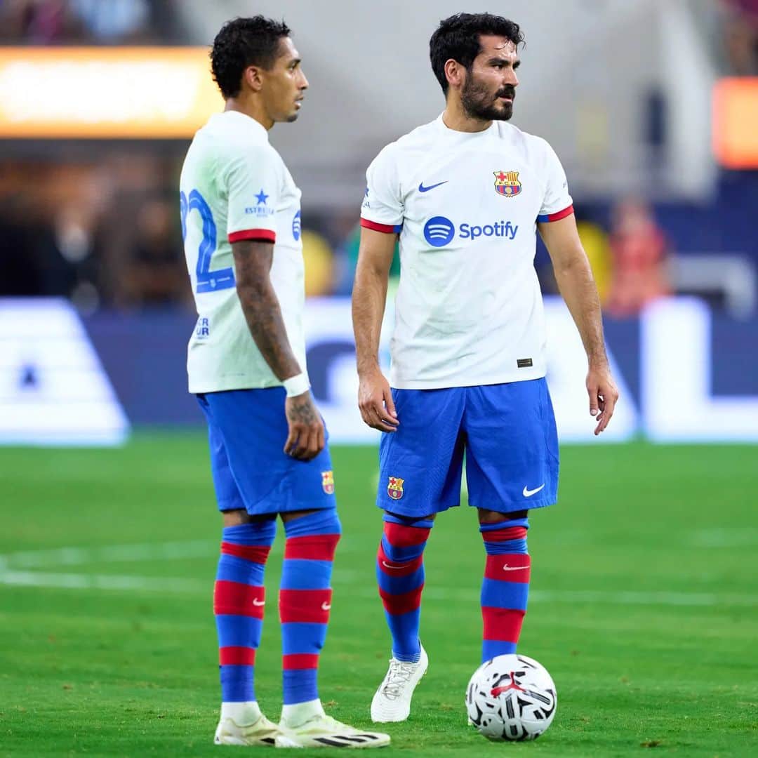 のインスタグラム：「Happy to make my debut for this club @fcbarcelona 🔵🔴 But still some work in front of us until the new season starts ... ⚽」