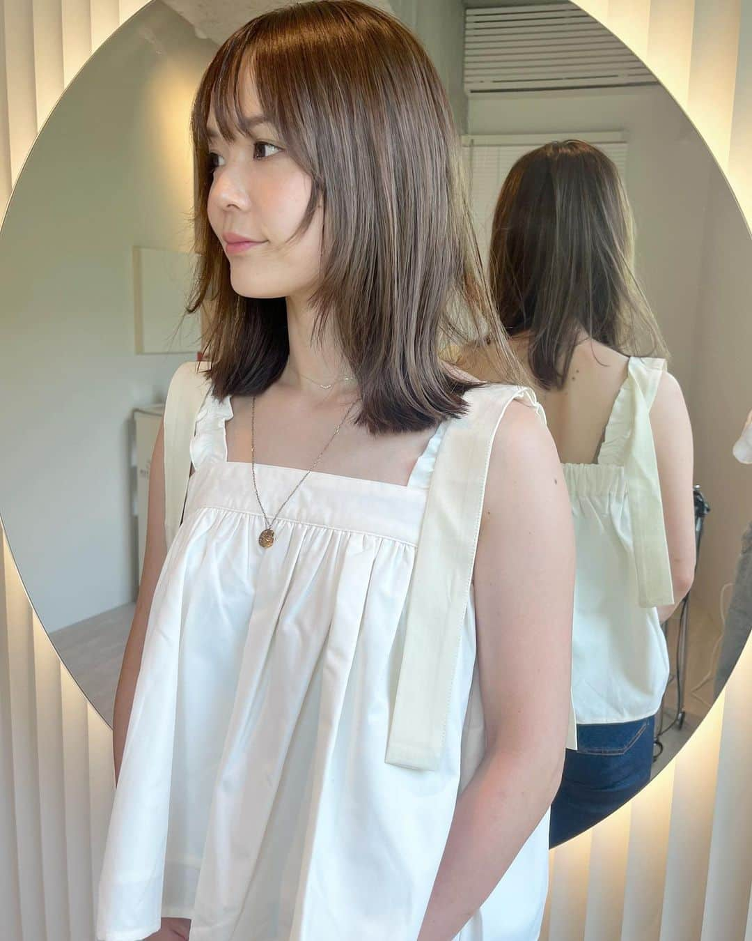 新倉真奈美のインスタグラム：「sheer brown🤎  くすませすぎず 柔らかく  鎖骨lineのオトナmedium❤︎」