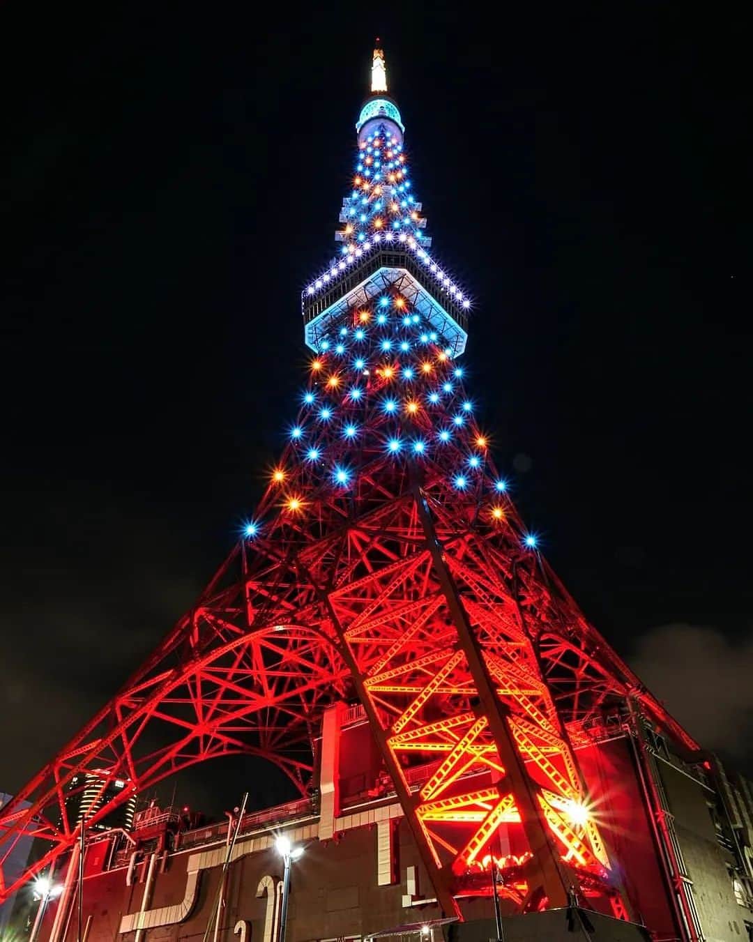 東京タワーさんのインスタグラム写真 - (東京タワーInstagram)「. 先週末、東京タワー🗼は、 関東地方の梅雨明け宣言に伴い、  夏空をイメージさせる空色と、 輝く太陽の光をイメージさせる 黄金色の2色による 「梅雨明けダイヤモンドヴェール」を 点灯しました✨   Your Tokyo Tower🗼にも 素敵なお写真が投稿されていましたが、   その中から@orangebarm さんの お写真をご紹介！   空色と黄金色の輝きが くっきりと映し出された 素敵なお写真ですね！   ありがとうございました😊  --------------------------------  【 お知らせ 】  # your_tokyotowerで あなたの東京タワー🗼をリポスト！  皆様からの投稿 どしどしお待ちしております！  @tokyotower_official の タグ付けもよろしくね🖐  詳細はプロフィールにある 固定されたフィード投稿から↓ @tokyotower_official  --------------------------------  #東京タワー #東京タワー🗼  #tokyotower #tokyotower🗼  #ライトアップ #lightup  #梅雨明け宣言」7月27日 17時52分 - tokyotower_official