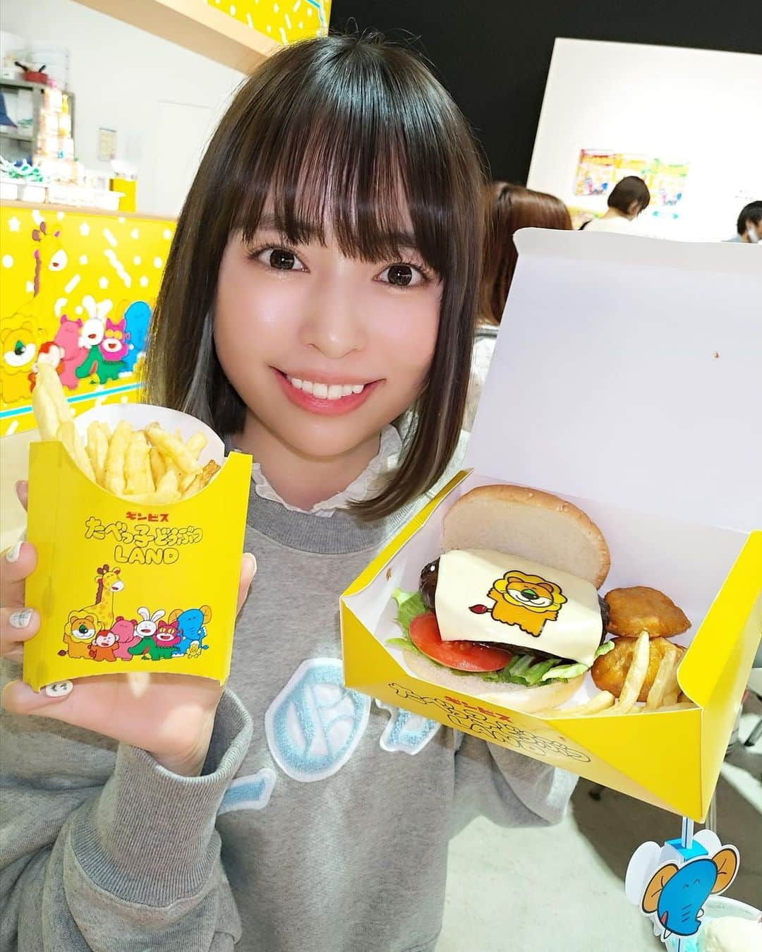 寺坂ユミのインスタグラム：「🍔🍟♡  #たべっ子どうぶつ#たべっ子どうぶつLAND」