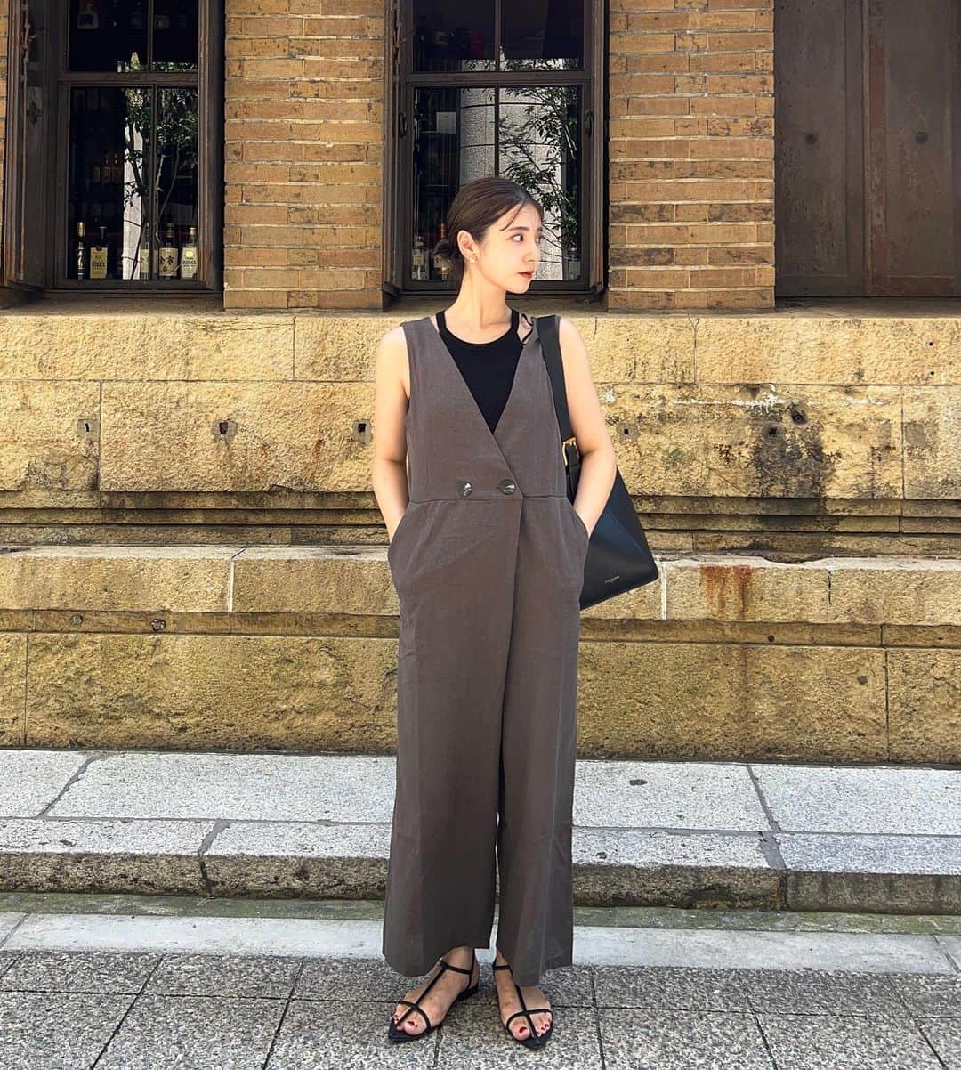 青野未来 / MikuAonoのインスタグラム：「. . 🤎🤎  #ootd salopette @classicalelf_official  inner @honeymihoney_official  sandal @jilsander  bag @jandmdavidson  . . #classicalelf #クラシカルエルフ#エルフコーデ#タイアップ#関西ママ#ママコーデ#zozotown#zozo#zozotown購入品」