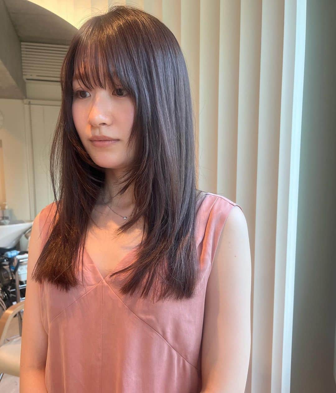 新倉真奈美のインスタグラム：「Mocha gray❤︎  落ち着いてるけど透け感を  顔まわりは軽やかなlayer 全体は少しパツっと感を✂︎」