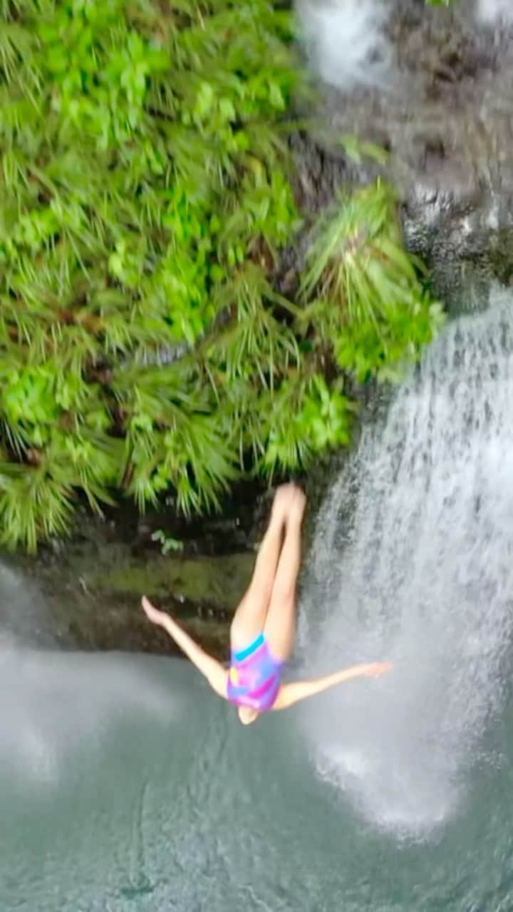 レッドブルのインスタグラム：「who wouldn’t like to be amongst the first 3 people to ever dive into the Japan’s most sacred place? 🤩 what an honor 🥹🙏🏼   📍Takachiho gorge: the venue of the 4th stop looking absolutely stunning 🇯🇵🫶  いよいよRed Bull Cliff Diving #高千穂 大会まで1週間🔥 イベント模様はRed Bull TVにて配信予定⚡️📺 (日本語実況解説付き)  make sure to watch the action live 👇 🗓️ Thursday, August 3 ⏰ 12 PM JST | 3 AM GMT 📺 on Red Bull TV, Facebook & YouTube 🔗 link in bio 🇺🇸 exclusively on @espn+ in USA  #redbullcliffdiving #japan #takachiho #takachihogorge」