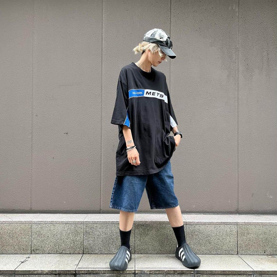ジャムルのインスタグラム：「90-00's NEW YORK METS Tシャツ　¥5400+tax(5940) . 90's ネイビーデニム バギー ショーツ ¥4500+tax(4950) .  WEB SHOPに入荷しております。 是非ご覧ください。 jammru.com  #お問い合わせはお電話で承ります #jammru #osaka  #fashion  #streetstyle  #streetfashion  #vtg  #vintage  #used  #usedclothing  #古着 #古着屋 #ファッション #70s #80s #90s」