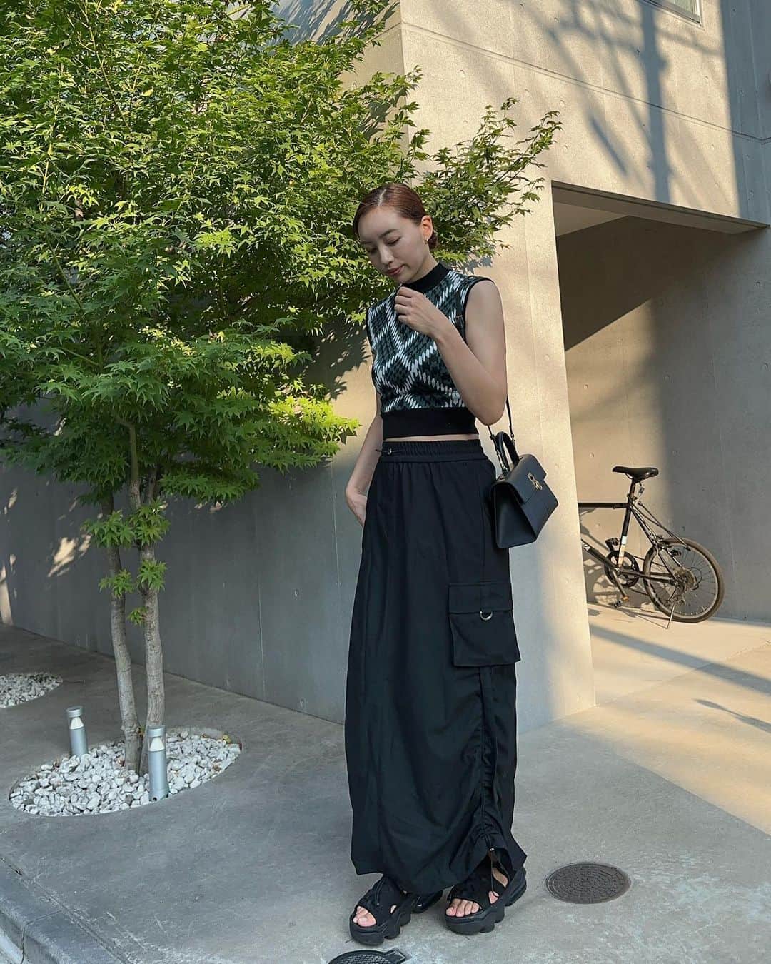 唯可（yuika）さんのインスタグラム写真 - (唯可（yuika）Instagram)「暑くて毎日ノースリーブ🫶  髪の毛巻く時間がない日は オイルつけて7:3分けにして一つにまとめて しっかり目風👐簡単なのにしっかり目フゥ(2回言った)  こう言う時は絶対ゴールドのアクセつけたい🥹 自分の中だけでのファッションのこだわり多め👐  tops @murua_official  skirt @zara  bag  @cafune.official  shoes @nike   #高身長コーデ#夏コーデ#ムルーア#ノースリ#ノースリニット#長身コーデ#お出かけコーデ#モノトーンコーデ#長身コーデ#ママコーデ#カジュアルコーデ #ナイキサンダル #murua#zara#nike#pr#murua_snap #ジオメパターンニットタンク」7月27日 17時47分 - yu.i.k.a