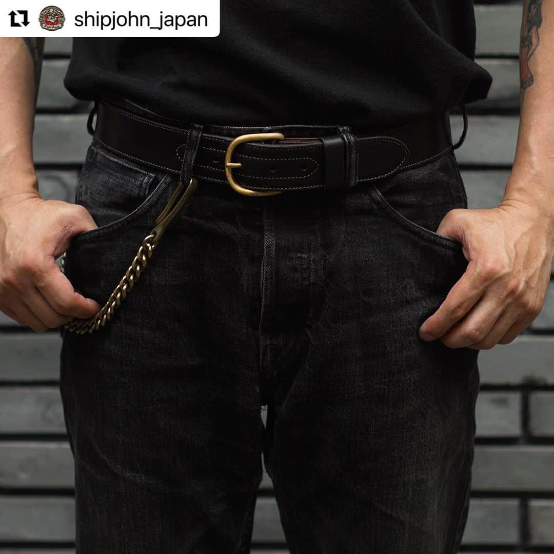 ウェスコさんのインスタグラム写真 - (ウェスコInstagram)「#Repost @shipjohn_japan with @use.repost ・・・ SHIP JOHN JAPAN LIMITED "Old No.4 Belt" -Black Horsehide-  SHIP JOHNでは定番の"Old No.4 Belt" 通常、ベジタブルタンニン鞣しの肉厚なカウハイドで製作されていますが、今回特別にSHIP JOHN JAPAN限定で「ホースハイド」を用いて製作してもらいました！  日本国内で鞣した、肉厚で非常に高品質なベジタンホースハイドです。 表面のみ染色した丘染なので、長年使用することによって茶芯の変化を愉しんでいただけます。 更に、裏面にはハリのあるベジタンカウハイドを合わせているため伸びなど耐久性の心配も無用。2種類のレザーのエイジングを愉しめるというところもポイントでしょう。 ブラス(真鍮)のバックルやスクリューもレザーとの相性良く雰囲気抜群です。  幅は1.5"(約38mm)のため大体のパンツには対応します。 もちろんシップジョンのジーンズとの相性は言わずもがな。  今回のアイテムは生産数に限りがあるため、数量限定の受注生産です。 締切は8月14日(月)まで。受注数が多い場合は先着順となりますので予めご了承ください。  #shipjohn #japanlimited #oldno4belt #belt #horsehide #cowhide #vegtan #leather #shipjohnjapan #wescojapan #handmade #madeinUSA #oregon #portland #workwear #workwearstyle #japan #osaka」7月27日 17時47分 - wesco_japan