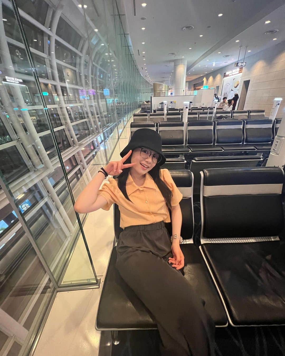 ひまひまチャンネルさんのインスタグラム写真 - (ひまひまチャンネルInstagram)「✈️✈️✈️  ひまひまのクローゼットから3秒で引っ張りだした機内コーデ☁️  とにかく寝やすい格好にしたのがポイント☁️   #ひまひまチャンネル  #ひまひま #空港」7月27日 17時48分 - himahima_channel