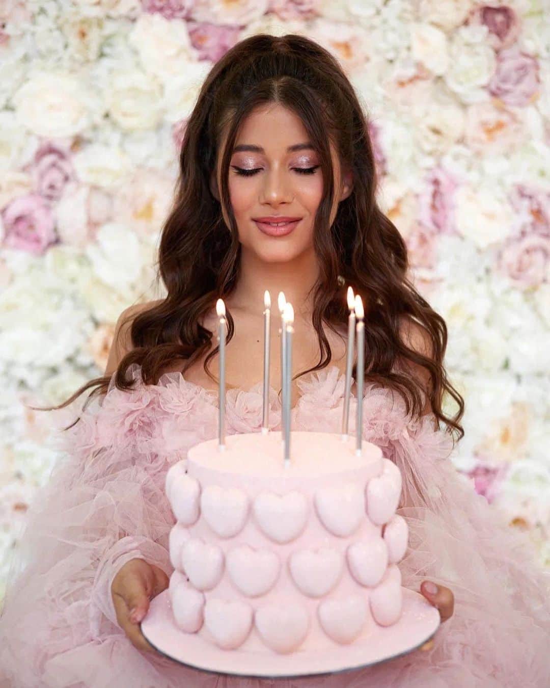 のインスタグラム：「Сегодня день рождения у Ари🎂🎉🥳моя старшая дочь,мой первенец 🤱 Мы вместе уже 12 лет,ты уже такая взрослая,такая серьезная,такая самостоятельная во всем 🥹 Но я всегда рядом ,я была рядом когда ты делала свои первые шаги ,когда ты первый раз пошла в школу ,когда ты была очень счастлива ,когда ты сильно грустила ,когда смеялась до слез ,когда ты первый раз разочаровывалась и так горько плакала ,когда ты сияла от вдохновения и еще 4380 дней я была рядом 🌎 Я буду рядом когда ты испытаешь первую любовь ,когда ты будешь стоять в свадебном платье и улыбаться своему отражению ,когда ты первый раз услышишь МАМА адресованное тебе ,когда ты будешь безмерно счастлива или когда будешь грустить,я буду рядом во время всех твоих побед и поражений  мои крылья всегда будут распахнуты над тобой  и они всегда будут защищать тебя невидимым щитом ❤️❤️❤️ С днем рождения моя взрослая девочка ❤️❤️❤️я тебя очень люблю ❤️❤️❤️」