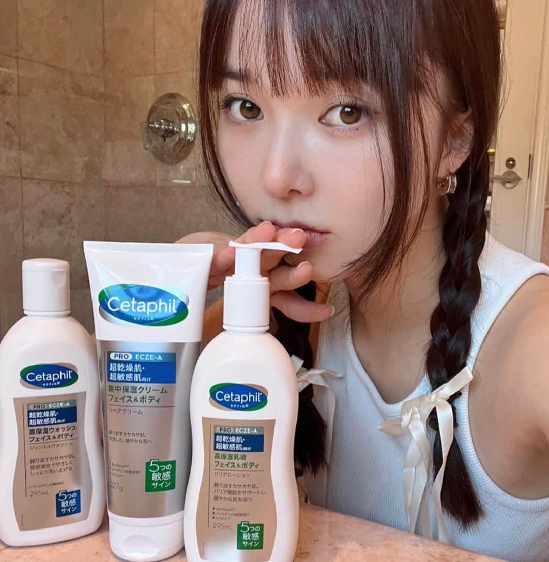 柊有紗のインスタグラム：「セタフィルPRO®︎シリーズ　リニューアルが新発売しました 撮影した時にPROシリーズをいくつか使用したんだけど、特に優しく洗えて洗い上がりの肌がしっとりするからジェントルウォッシュがお気に入り🌟 PROシリーズは特に超乾燥肌、超敏感肌が気になる方におすすめです🧴  9/25(月)まではV・ドラッグでセタフィルPRO®︎ラインをご購入でポイント10倍キャンペーンも実施中! ぜひお近くのVドラッグにお立ち寄りください☺︎  #セタフィル #cetaphil #cetaphil_pr #敏感肌」