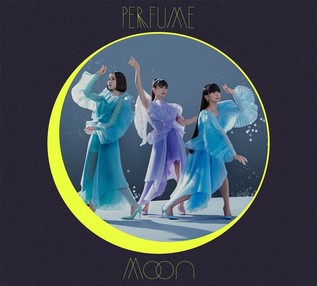 Perfumeさんのインスタグラム写真 - (PerfumeInstagram)「9/6(水) リリース New Single「Moon」 ジャケット写真を公開🌕  さらにカップリングにはロンドン公演 「Perfume LIVE 2023 “CODE OF PERFUME”」にて 初披露された新曲「ラヴ・クラウド」が収録決定☁️!!  ご予約はストーリーズのリンクから📎  First look at the covers of our New Single "Moon" confirmed for release on Sep.6!  New Song "Love Cloud" performed for the first time at the "Perfume LIVE 2023 CODE OF PERFUME" will be inlucded on this single! Pre-order our copy now - link in stories. #prfm」7月27日 18時02分 - prfm_official