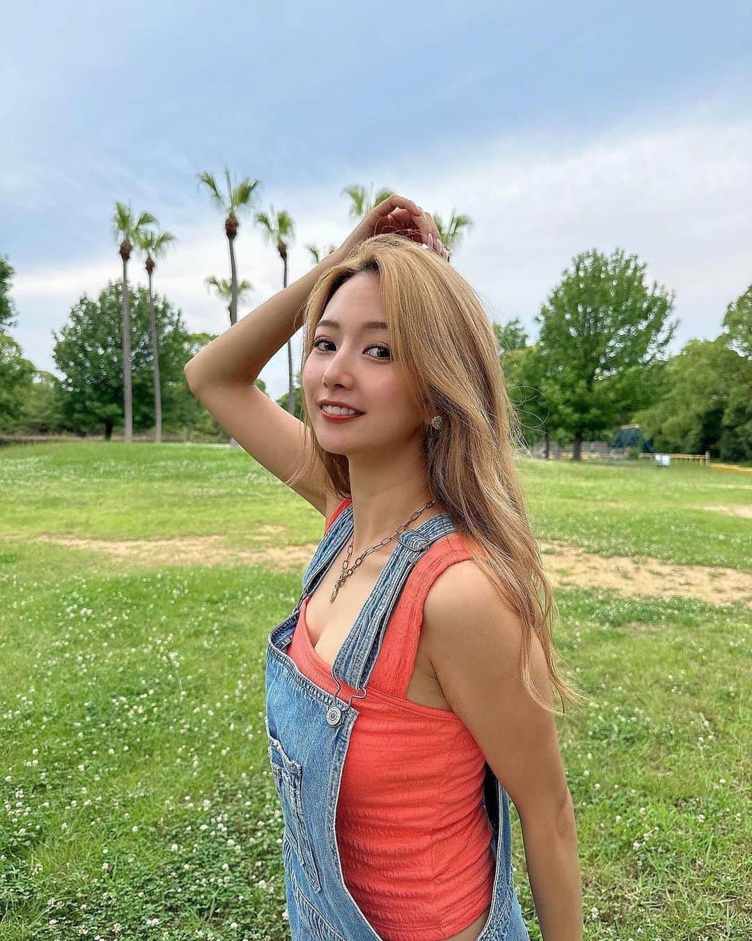 アメリカンイーグルのインスタグラム：「夏らしくどんどん暑くなってきた！☀️🔥👕  @iam_reina_ のように、AE Dreamy Drape デニム バギー オーバーオール ショートパンツにAE スクエアネック タンクトップを組み合わせて、涼しく自然を探索しよう🌬️  お気に入りのアクセサリーも着けて、最高のサマーコーデの出来上がり💃🏻  #アメリカンイーグル #americaneaglejp #AEJeans #アメリカンイーグルジーンズ #デニム #ジーンズ #AEコーデ #TheSummerofUs #夏コーデ #夏 #カジュアルコーデ #タンクトップ #ショートパンツ #オーバーオールショートパンツ」