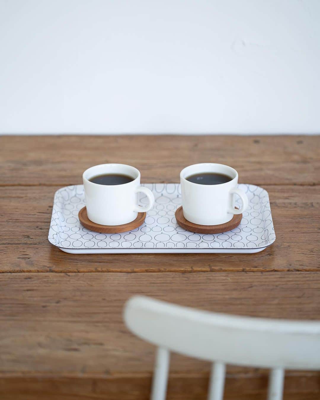 cafe_no_maのインスタグラム：「English follows Japanese  一風変わったモノトーンの絵柄が目を引くIKEAのサッマンハングトレイ。玉ねぎなのか、それともいちじくなのか？ラフに並んだ絵柄は、サイズも太さもバラバラで、そのことがなんとも言えない味わいを醸し出しています。  そして大き過ぎず、小さ過ぎず、ちょうどよい大きさのこのトレイ。手に入れたばかりですが、すでにいろいろな使い道をイメージしています。詳細は、プロフィールリンク（@cafe_no_ma）から、カフェノマの新しいメディア「エブリデイ コーヒー リトリート」でご覧ください。  The eye-catching monochrome pattern of IKEA's Sammanhang tray certainly stands out. Is it an onion or perhaps a fig? The casually arranged drawings, each varying in size and thickness, exude an ineffable charm.   This tray, neither too large nor too small, but just the right size, has already sparked a myriad of potential uses in my mind, even though I've just got it. For more details, check out the 'Everyday Coffee Retreat' on cafenoma's new media, accessible via our profile link ( @cafe_no_ma ).」
