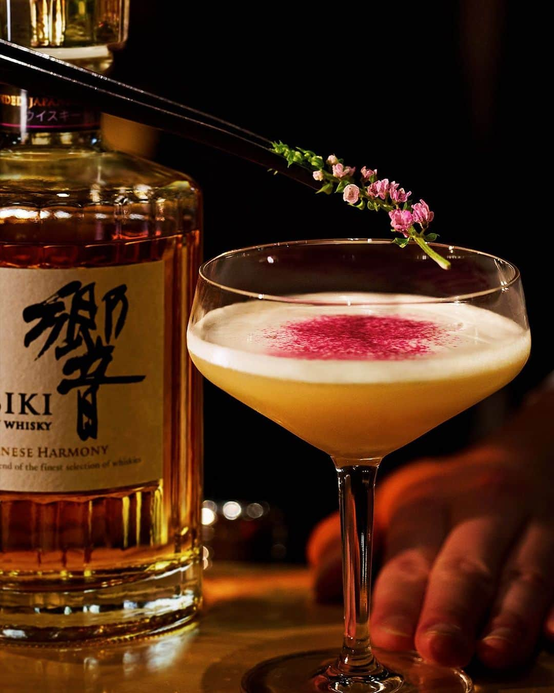 響 | SUNTORY WHISKY HIBIKIのインスタグラム：「. HIBIKI TIME ～二十四節気・大暑～  淑やかな所作にこころが踊る。 Graceful movements uplift you.  #hibiki #響 #hibiki_time #二十四節気 #24seasons #大暑 #taisyo #bar #midnight #cocktail #whiskycocktail #whiskysour」