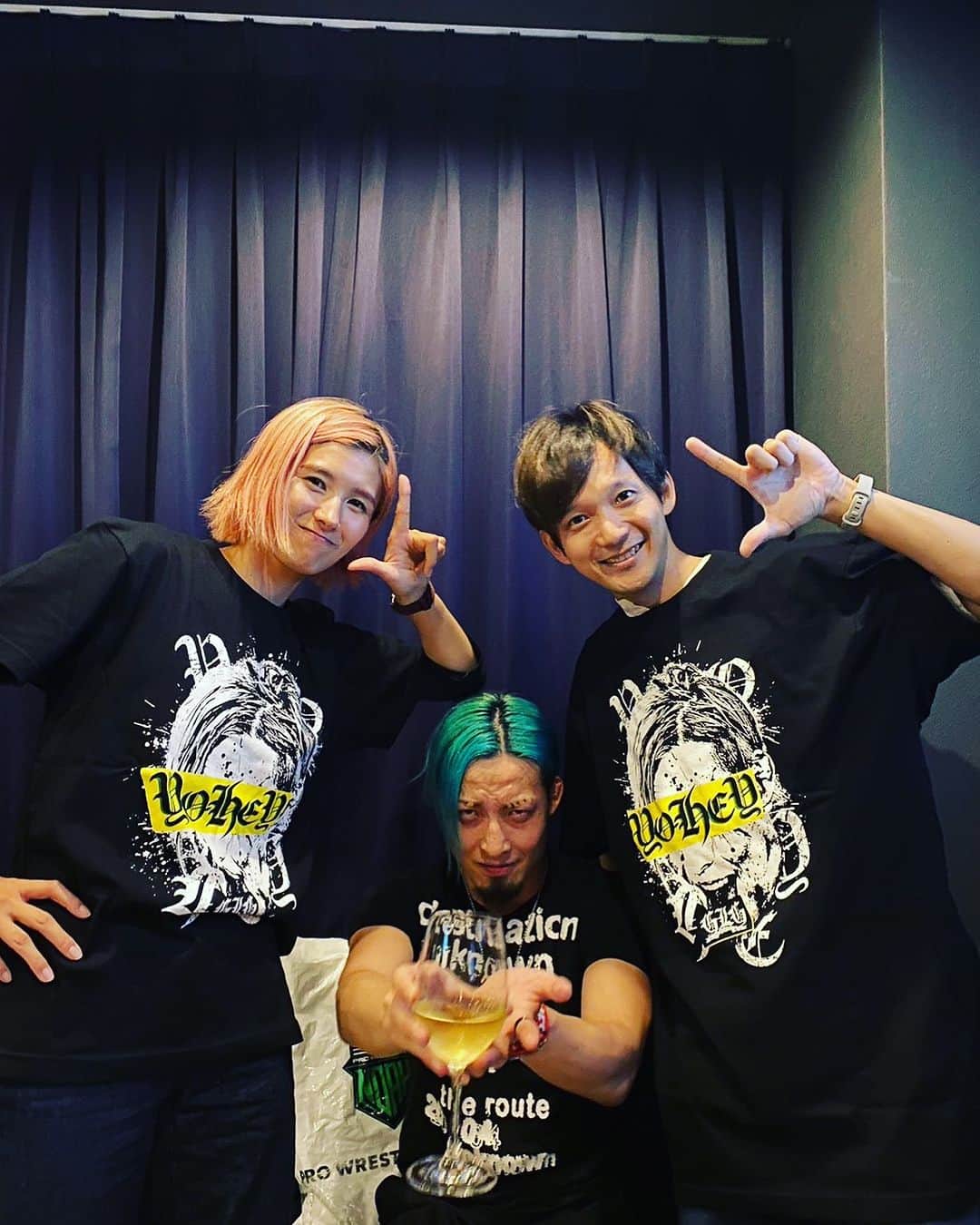 藤田洋平（YO-HEY）のインスタグラム：「新婚ピチピチ夫婦に 愛を込めてYO-HEYティーを 末長くお幸せに！！ #美男美女夫婦  #辻本さんにはXXLサイズの確信的なミス」