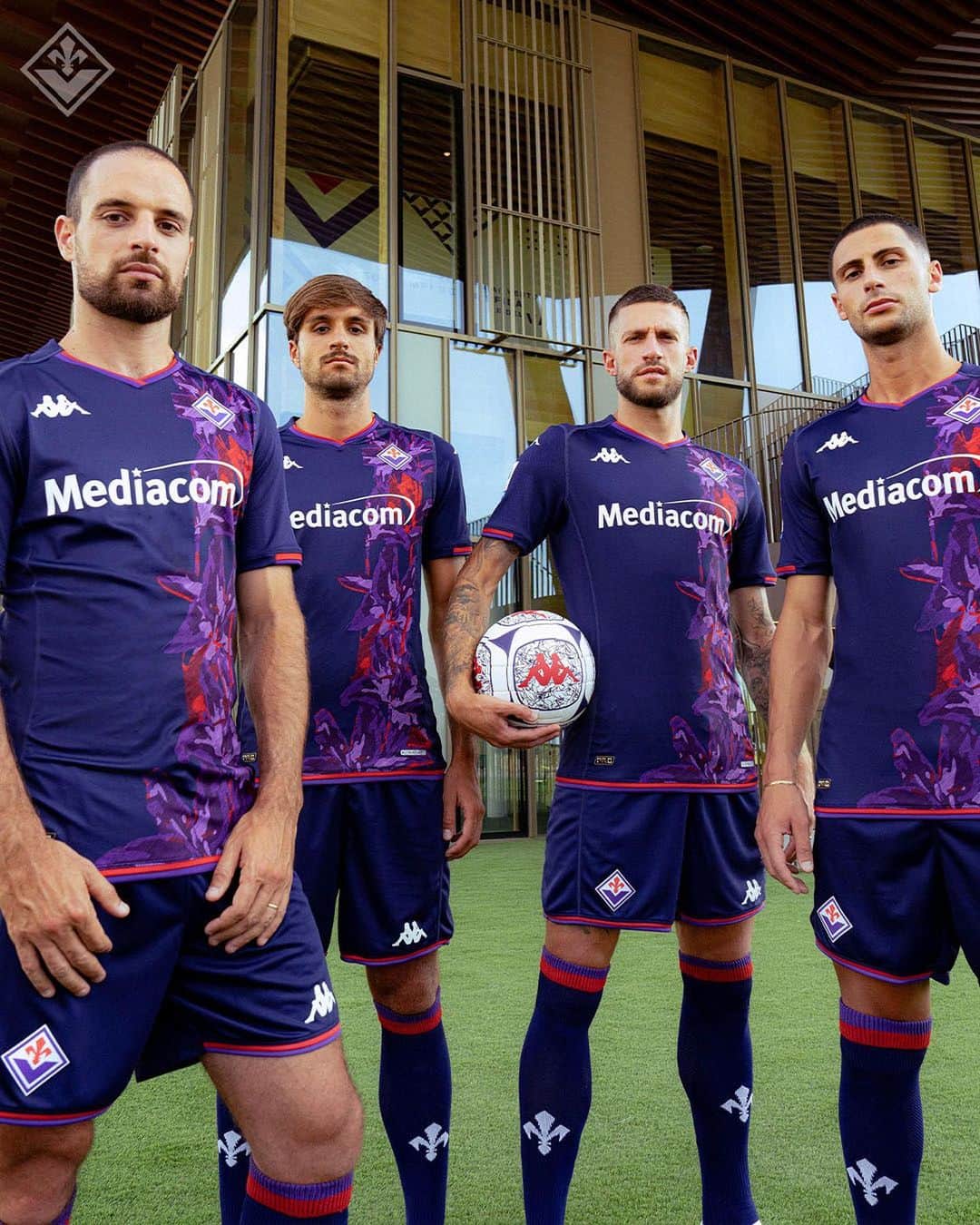 ACFフィオレンティーナさんのインスタグラム写真 - (ACFフィオレンティーナInstagram)「Elegance and passion come together in the new @acffiorentina third jersey, embodying the club's identity💜⚜️  #Kappa #KappaSport @kappa_sport」7月27日 18時05分 - acffiorentina