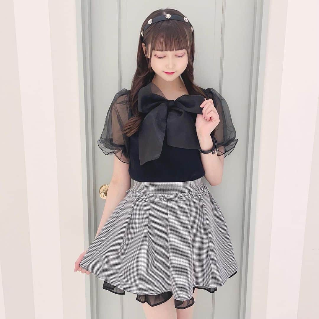 evelyn.coordinateのインスタグラム：「𝐍𝐞𝐰 𝐚𝐫𝐫𝐢𝐯𝐚𝐥🍰🤍 ⁡ #シフォンリブTP color : OW / PI / BK price : ¥5,400(taxin) ⁡ #フリルタックSK color : OW / BK / 千鳥 price :¥6,900(taxin) ⁡ 入荷したばかりの新作アイテム⟡.· blackでまとめて甘すぎないコーデに🎀 ⁡ ぜひチェックしてみて下さい𓂃♡ ⁡ #evelyn #エブリン #ガーリーコーデ #甘めコーデ #甘めスタイル#清楚コーデ #可愛い #girly #feminine」