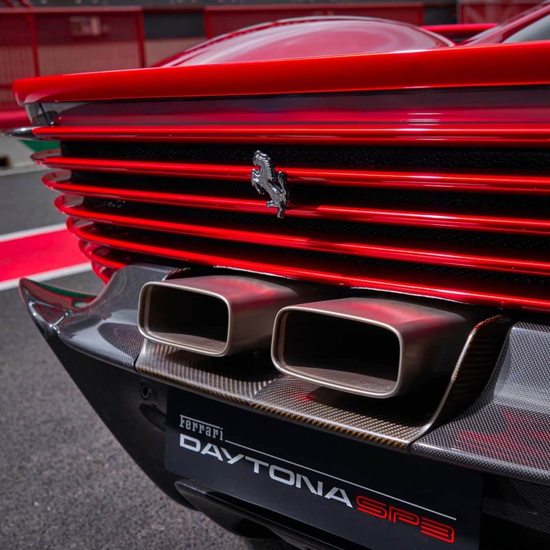 フェラーリさんのインスタグラム写真 - (フェラーリInstagram)「Iconic from every angle.   #FerrariDaytonaSP3 #IconaFerrari #DrivingFerrari #Ferrari」7月27日 18時07分 - ferrari