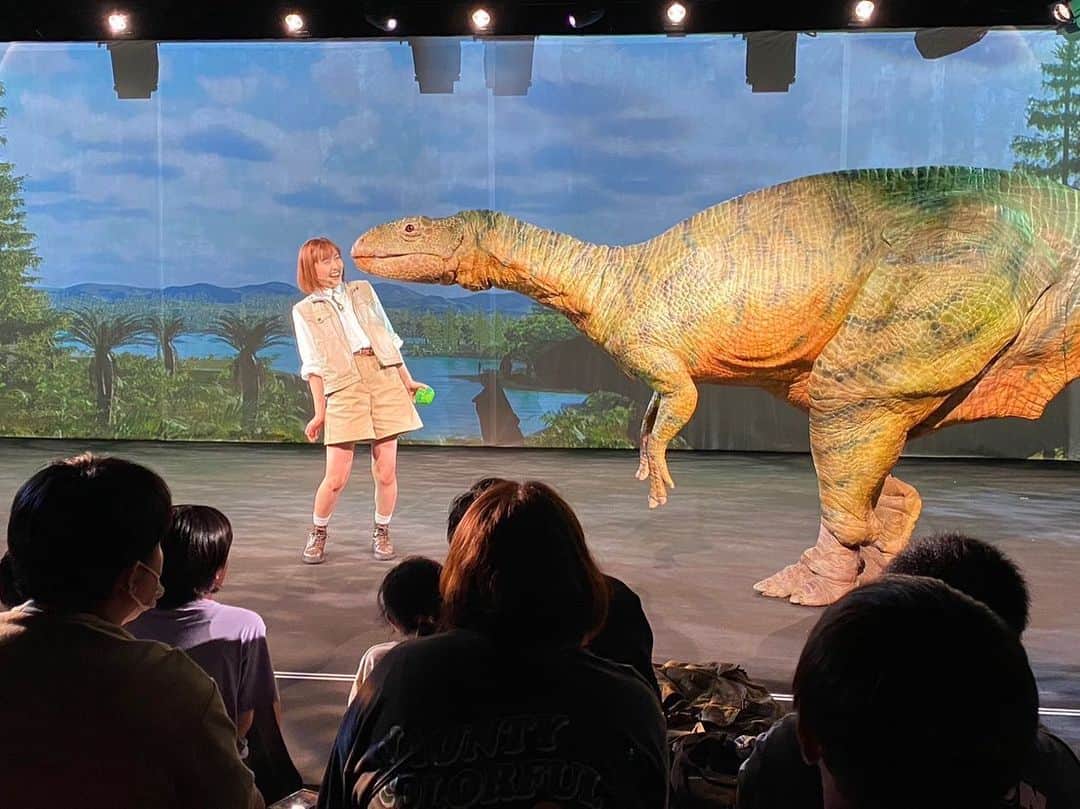 岩井七世さんのインスタグラム写真 - (岩井七世Instagram)「今日もたくさんの恐竜仲間に出会えたよー！ありがとう！  福井に来て1週間。幕が開けたら毎日みんなの笑顔や驚く顔が見られて、ずーっと楽しいね！  子供達も、大人も楽しんでくれてるのがとても伝わってきて、恐竜たちもわたしもとっても喜んでるよ🦖博物館のひとたちも優しく情熱をもって誘導してくれていて、最高だなぁ！　  子供向けのショーかと思ったら想像以上に楽しかった！観に来てよかった！って言ってもらえています。よかったぁ。わたしも何度も観に行ってるから、その気持ちすごくわかる。ぜひ遊びに来てね！  #ディノアライブ #恐竜博物館  #福井 #福井県立恐竜博物館  #ジュラシックガール　#恐竜 #dinoalive #dinosaur」7月27日 18時07分 - nanaseiwai