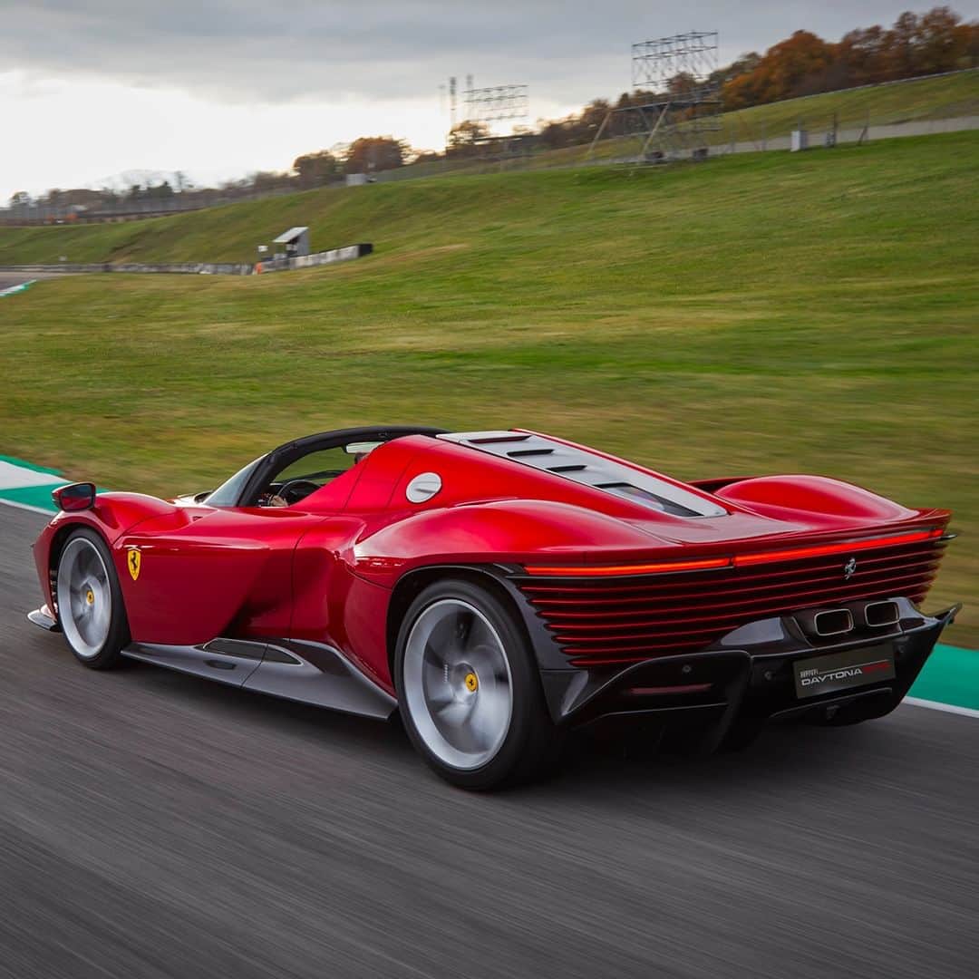 フェラーリのインスタグラム：「Iconic from every angle.   #FerrariDaytonaSP3 #IconaFerrari #DrivingFerrari #Ferrari」