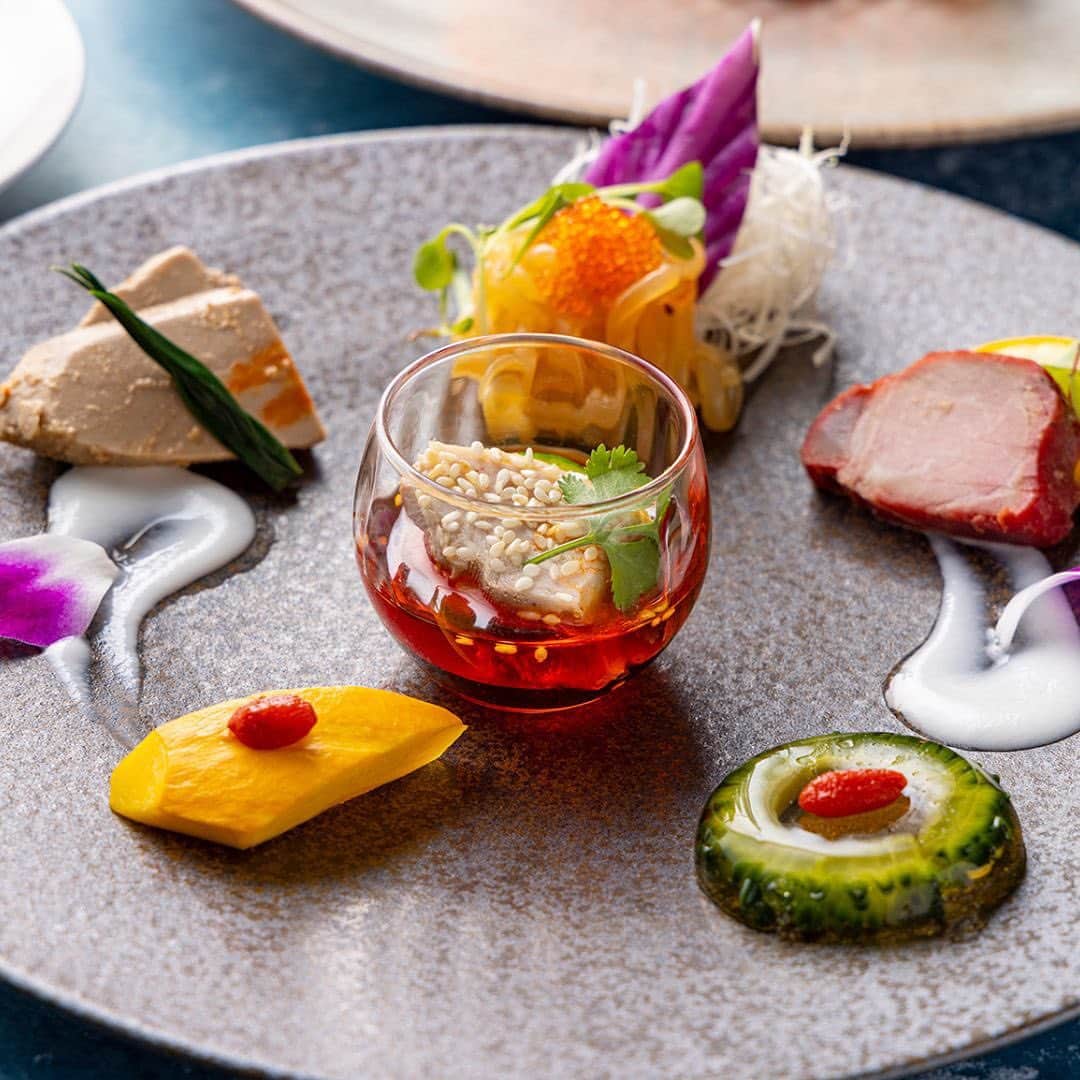 ヒルトン東京さんのインスタグラム写真 - (ヒルトン東京Instagram)「【Lunch&Dinner】中国料理「王朝」 季節のランチ、ディナーコース🥢  中国料理「王朝」では、四季折々の厳選された食材を使ったランチ、ディナーコースをご用意しております。  夏の味覚を最大限に生かした魅惑的なランチコースは、ビジネスランチや大切なご友人、ご家族との集まりなど、様々なシーンに最適のおすすめメニュー。  ディナーコースでは、「海老のウニソース炒め」「蟹肉・叉焼入り梅搾菜炒飯」など料理長による洗練されたお料理の数々をお楽しみいただけます。  【開催情報】 場所：ヒルトン東京 2階　中国料理「王朝」　　　 参考料金：ランチコース：8,000円～ 　　　　　ディナーコース：10,300円～   #ヒルトン #ヒルトン東京 #hilton #hiltontokyo #ホテル #hotel #ホテル女子会 #アフタヌーンティー #中華 #中国料理 #中国料理王朝 #王朝 #中華ランチ #中華ディナー #中華料理 #四季 #四季折々 #四季圓 #夏 #鰻 #ウニ #夏野菜 #旬 #そば #ランチ #ディナー #summer」7月27日 18時07分 - hiltontokyo