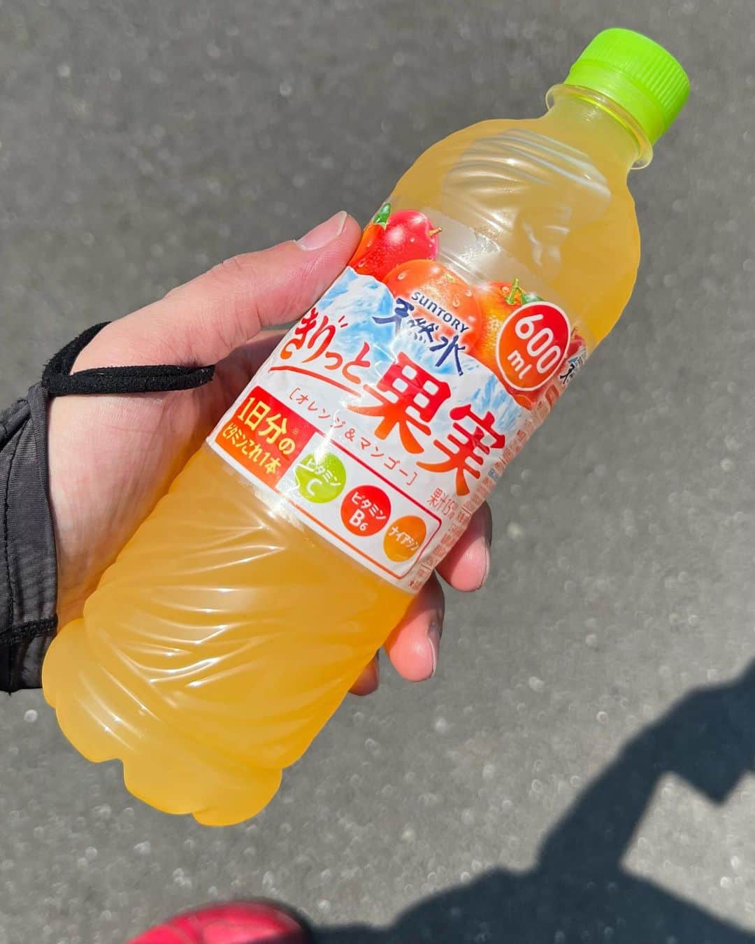 靖乃のインスタグラム：「今日もホンマ暑かったなぁ〜💦💦 みんな、水分とビタミンはちゃんと摂っときや‼️☝🏼  #靖乃 #ハイダンシークドロシー #淡路島 #ピン毛」