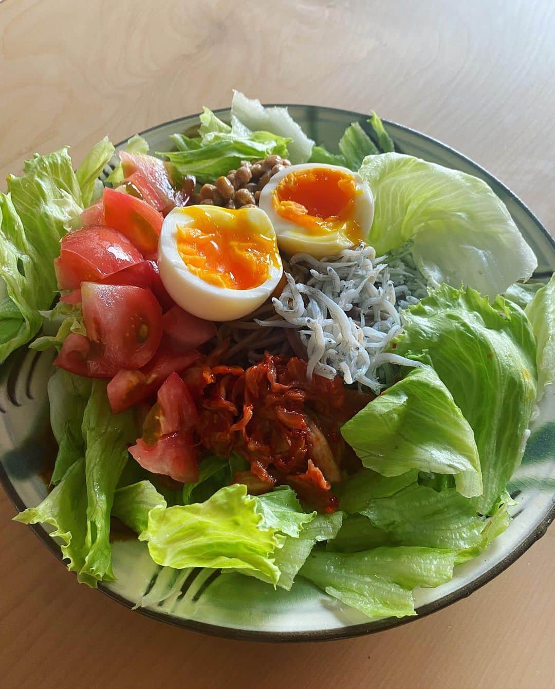 のインスタグラム：「明日から旅なので買い物せず冷蔵庫にあるもの何でも乗せてサラダ蕎麦。 明日は高松MONSTER、楽しみにしています🙌」