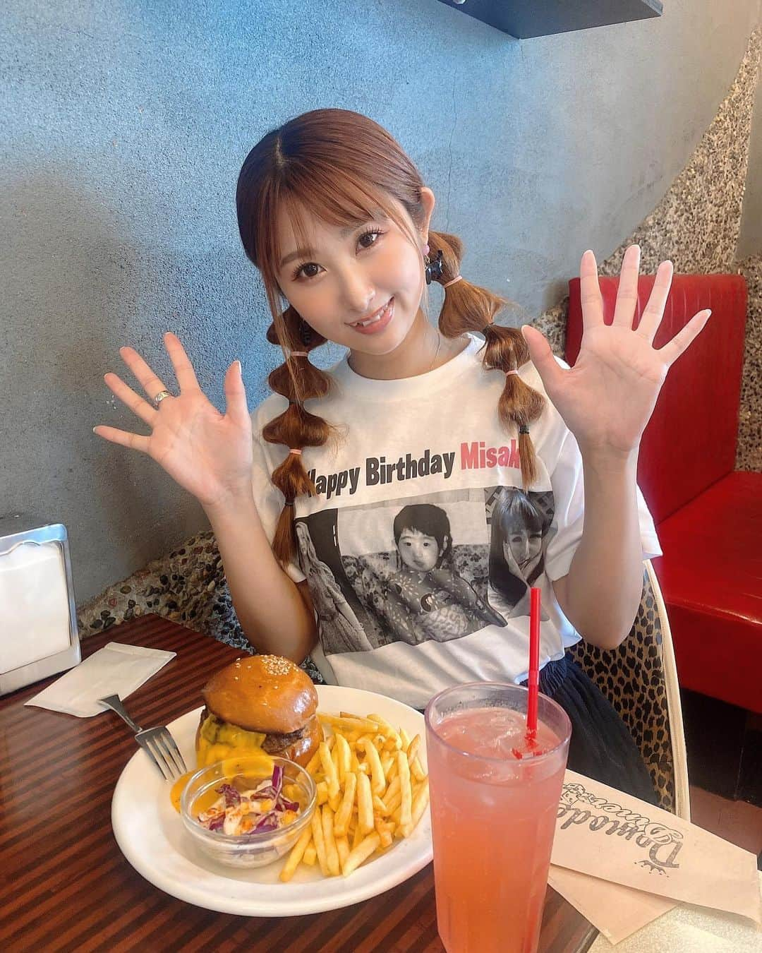 青野美沙稀さんのインスタグラム写真 - (青野美沙稀Instagram)「youtubeサブchのバースデー企画で 作ってもらったTシャツ😂❤️  こちらを着て 福生のデモデダイナーへ🍔☆  チーズバーガーにレモネード🍋  最高の組み合わせだぜぃ  #福生 #デモデダイナー #demodediner #ハンバーガー #ハンバーガー屋 #ハンバーガー部  #ハンバーガー女子 #チーズバーガー #bisca2ube #ビスキャッツ」7月27日 18時11分 - misaki_aono