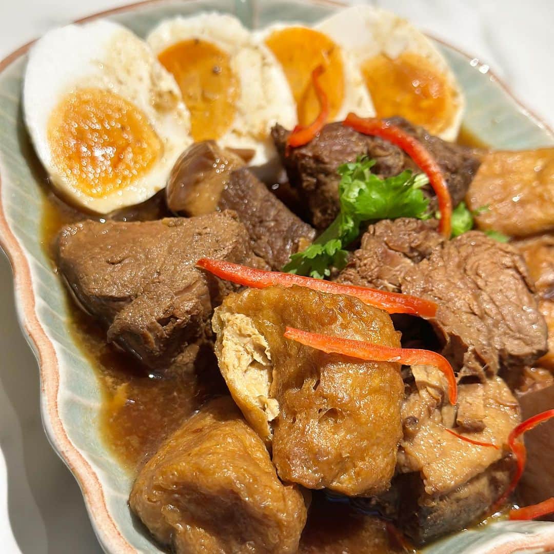 ベリッシモ・フランチェスコのインスタグラム：「Delicious Thai food at Baan Khanitha & Gallery, Sathorn!!!😋🇹🇭🫶 バーン カニタ サトーン支店で本場の激うまタイ料理を頂きました！❤️ Buonissimo! Oggi cucina tradizionale Thailandese a gogo nello storico ristorante Baan Khanitha di Sathorn!👍 #ベリッシモ #料理研究家 #chef #tvchef #thaifood #thailand #thaicuisine #タイ料理 #タイ料理大好き #bangkok #bangkokfood #バンコクグルメ #バンコク #baankhanitha #バーンカニタ #foodporn #foodstagram #foodblogger #foodlover #foodpic #enjoyfood #enjoylife #グルメ #料理研究家ベリッシモ #cucinathai #delicious #おいしい #gourmet #感謝 #luxurylifestyle」