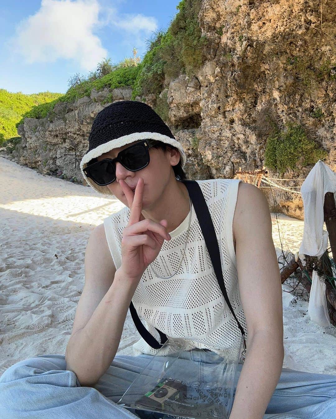 石黒慎太郎のインスタグラム：「⁡ 毎年恒例の沖縄、今年は宮古島🌴🌴 海も空も星もめちゃくちゃ綺麗で心が洗浄された✌️  hat @sencielofficial  sunglasses @louisvuitton  tops @topman  denim @levis_japan  bag @sencielofficial  sandal @uggjapan」