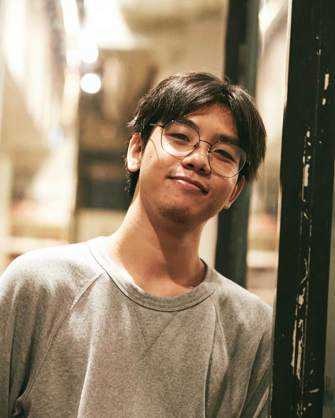 lute / ルーテさんのインスタグラム写真 - (lute / ルーテInstagram)「シンガポール発のドリームポップ/インディーロックバンド、Sobs（ @sobshaha ）。シンガポールのみならず、世界にリスナーを広げ続け、先日4年ぶりになる日本ツアーを行った彼らにインタビュー ！🎸  Sobs メンバー: Celine Autumn（Vo.セリーヌ オータム）、Raphael Ong（Gt.ラファエル・オング）、Jared Lim（Gt.ジャレッド・リム）  Q.最近はどんな音楽を聴いてる？  Raphael：韓国、日本、インドネシア、フィリピンの 60年代のソフトロックと 90年代のシティポップ。インディーポップとギターポップ。  Jared：現在、PC Music catalog (RIP) を再聴してます。また、現在アメリカで起こっているパワーポップの復活 (2nd Grade、Mo Troper、Diners などのバンド) も大好きです。  Q.音楽に興味を持ったきっかけは？  Raphael：子供の頃、インターネットに多くの時間を費やして、「El Ten Eleven」というバンドを見つけて、ギター音楽に興味を持ちました。その後、Camera Obscura、Belle and Sebastianのようなインディーポップ バンドの存在を知り、それがきっかけで私はインディーポップの沼にすっかりはまってしまいまだ抜け出せていないです。  Q.あなたにとって最高の曲は？  Raphael：最近、私が最もよく聴いてる曲は、advantage Lucyの「windy sunny Friday」です。  Q. あなたにとってベストアルバムは？  Raphael：ありえない質問ですね。 2022年のベストアルバムはAlvvaysの『Blue Rev』です。  Jared：Alvvaysについては同意。新しいLemon TwigsとBedchamberのアルバムが大好きです!!  Q. あなたにとって最高のアーティストは？  Raphael：advantage Lucy, Alvvays, Cymbals, Everything But The Girl  Q. 最も思い出に残るフェス体験は？  Raphael：音楽フェスティバルはあまり好きじゃないんです…混んでいて不快です。でも、シンガポールで開催された Baybeats 2022 での For Tracy Hyde は、聴衆がバンドに対してとても温かく愛情を注いでいたので、とても思い出深いものになりました。  Jared：2019年に初めての大きなフェスティバル（Neon Lights）に出演しました。 2016年に2回目の大会に行ったんですが、まさかそこでプレーする機会があるとは思いませんでした。  📸 @misanakagaki   音楽動画メディア「lute」によるインタビュー企画「IN TOWN」✍️アーティストやクリエイターのインサイドをストリートから配信📷」7月27日 18時17分 - lutemedia