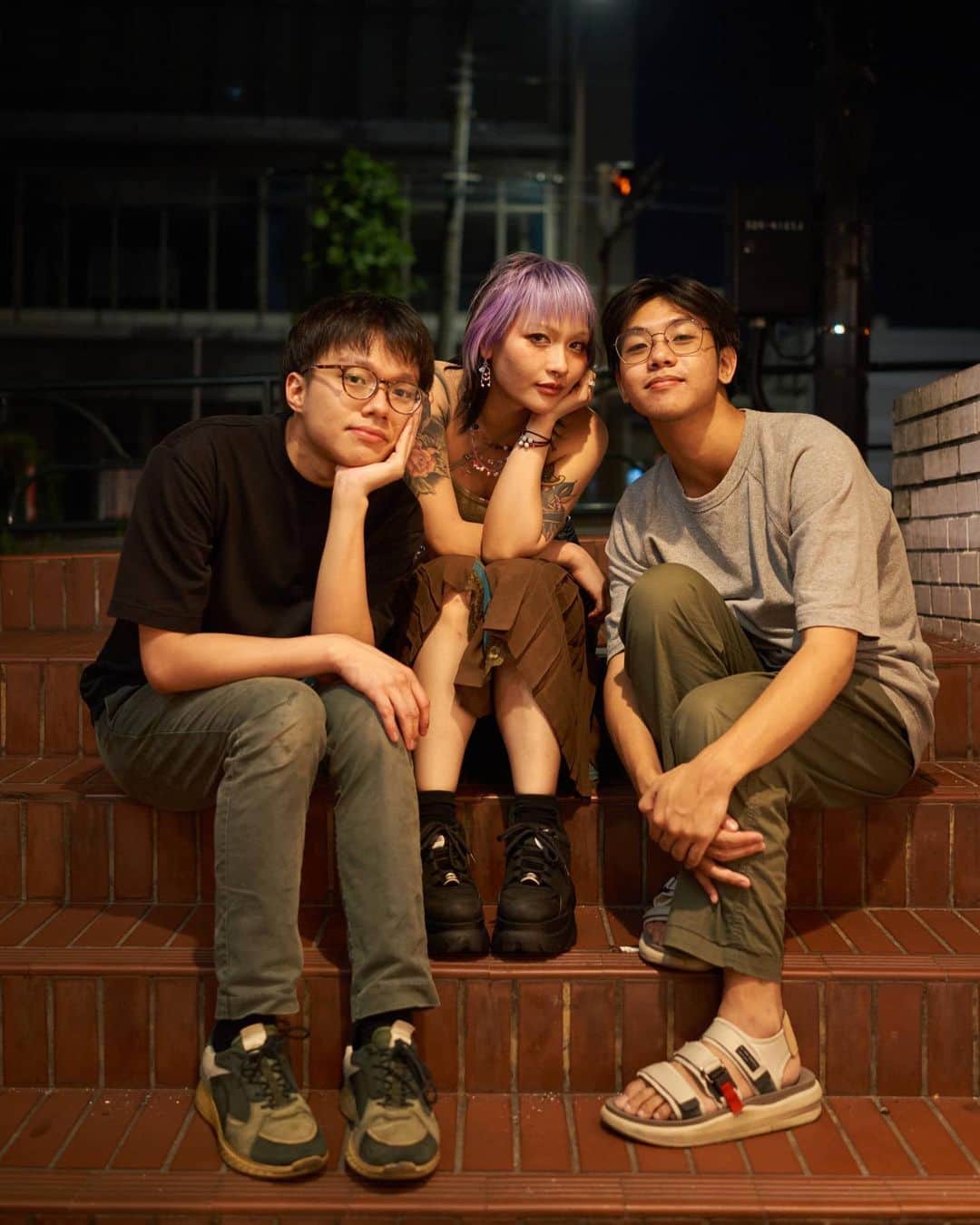 lute / ルーテさんのインスタグラム写真 - (lute / ルーテInstagram)「シンガポール発のドリームポップ/インディーロックバンド、Sobs（ @sobshaha ）。シンガポールのみならず、世界にリスナーを広げ続け、先日4年ぶりになる日本ツアーを行った彼らにインタビュー ！🎸  Sobs メンバー: Celine Autumn（Vo.セリーヌ オータム）、Raphael Ong（Gt.ラファエル・オング）、Jared Lim（Gt.ジャレッド・リム）  Q.最近はどんな音楽を聴いてる？  Raphael：韓国、日本、インドネシア、フィリピンの 60年代のソフトロックと 90年代のシティポップ。インディーポップとギターポップ。  Jared：現在、PC Music catalog (RIP) を再聴してます。また、現在アメリカで起こっているパワーポップの復活 (2nd Grade、Mo Troper、Diners などのバンド) も大好きです。  Q.音楽に興味を持ったきっかけは？  Raphael：子供の頃、インターネットに多くの時間を費やして、「El Ten Eleven」というバンドを見つけて、ギター音楽に興味を持ちました。その後、Camera Obscura、Belle and Sebastianのようなインディーポップ バンドの存在を知り、それがきっかけで私はインディーポップの沼にすっかりはまってしまいまだ抜け出せていないです。  Q.あなたにとって最高の曲は？  Raphael：最近、私が最もよく聴いてる曲は、advantage Lucyの「windy sunny Friday」です。  Q. あなたにとってベストアルバムは？  Raphael：ありえない質問ですね。 2022年のベストアルバムはAlvvaysの『Blue Rev』です。  Jared：Alvvaysについては同意。新しいLemon TwigsとBedchamberのアルバムが大好きです!!  Q. あなたにとって最高のアーティストは？  Raphael：advantage Lucy, Alvvays, Cymbals, Everything But The Girl  Q. 最も思い出に残るフェス体験は？  Raphael：音楽フェスティバルはあまり好きじゃないんです…混んでいて不快です。でも、シンガポールで開催された Baybeats 2022 での For Tracy Hyde は、聴衆がバンドに対してとても温かく愛情を注いでいたので、とても思い出深いものになりました。  Jared：2019年に初めての大きなフェスティバル（Neon Lights）に出演しました。 2016年に2回目の大会に行ったんですが、まさかそこでプレーする機会があるとは思いませんでした。  📸 @misanakagaki   音楽動画メディア「lute」によるインタビュー企画「IN TOWN」✍️アーティストやクリエイターのインサイドをストリートから配信📷」7月27日 18時17分 - lutemedia