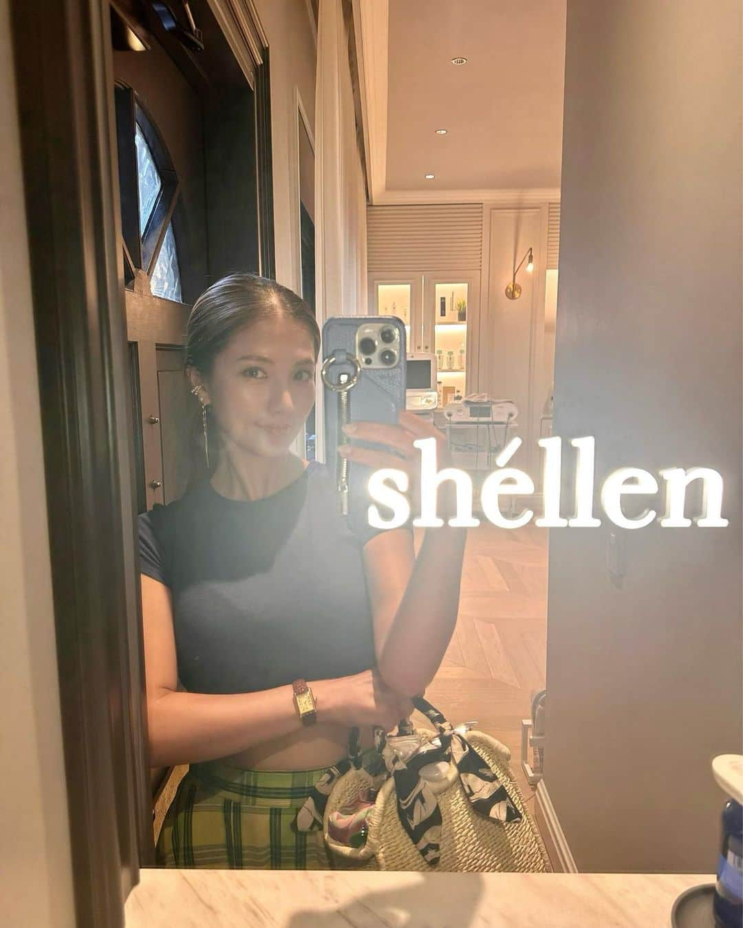 上原歩さんのインスタグラム写真 - (上原歩Instagram)「🛋️🪞🪄  月1の楽しみ @shellen_salon 🩶 みっちり時間をかけて施術して頂きます。  ずっとハイフをお願いしていたのですが、顔を見て頂き長い目でみるとインディバが良いのではということで、顔とお腹にかけて頂きました。  インディバと聞くと痩せる為 と思われる方も多いと思いますが 実はそれだけではなく、筋肉疲労の軽減、お肌に膨らみを持たせ引き締める効果もあるそうです。 インディバのポテンシャル、素晴らしい👏  お腹にはしっかり深部と表皮に効くシェイプ目的でかけて頂き（ここはやっぱり痩せたい） 眼精疲労が凄いらしい目周りからしっかり全顔をケアして頂き顔がふっくら✨  痩せててシャープなラインは写真写りもお洋服も似合うと永遠の憧れだった半世紀。 このところ行く処行く処でふわふわを提案して頂くことが増えたのは 何かのお告げなのかもしれないと思うようになりました🫡  今回も至福の時間🪽✨  写真はお店に入る前からテンション上がるお気に入りの階段です🩶  ______________________________________________  #love #life #loveislove #sellen  #hiroo #beautysalon #シェレン」7月27日 18時18分 - ayumiuehara