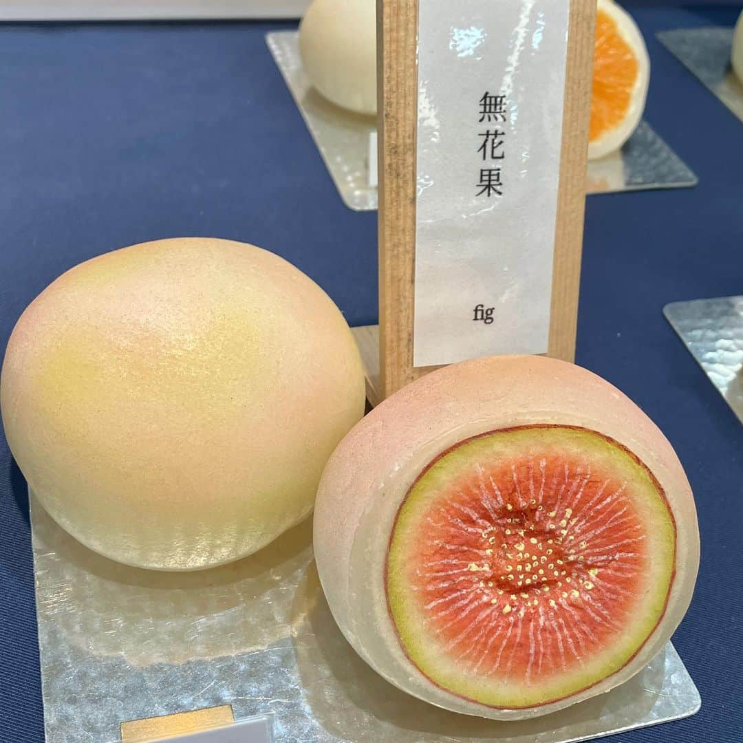 daimarusapporoさんのインスタグラム写真 - (daimarusapporoInstagram)「みずみずしいフルーツいっぱい🍈🍉 地1階 ほっぺタウンに出店中の期間限定スイーツをご紹介🥰  今週はとっても暑い日が続いていますね……🥵 そんな日にこそ楽しみたい、フレッシュなフルーツのスイーツがたくさんです❤  🍈〈CAFE` de ROMAN〉1-5枚目 藻岩にあるお菓子屋さん。 スフレ生地で完熟メロンや白桃をサンドした「スフレフルーツサンド」(1枚目)や冷たいスイーツには みずみずしいフルーツがたくさん！暑い日のご褒美にぜひ🥰 初登場のアメリカンクッキーやスコーンも気になります！  🍉〈覚王山フルーツ大福弁才天〉6-10枚目 おいしいフルーツを丸ごと味わえるフルーツ大福が勢ぞろい❤ 大きなイチジクやスイカ、プラムやメロンなど……気になる味がたくさんで迷います😳  店頭には、きな粉たっぷりの「黄金砂利餅」やなめらかな「カラメルプリン」も🍮  暑い日には、今だけの美味しいスイーツで息抜きを。 この機会にぜひ味わってみてください🥰  ※どちらも8/1(火)まで  #大丸札幌 #カフェドロマン #フルーツケーキ #札幌ケーキ #札幌スイーツ #フルーツ大福 #いちご大福 #フルーツ #夏スイーツ」7月27日 18時18分 - daimarusapporo