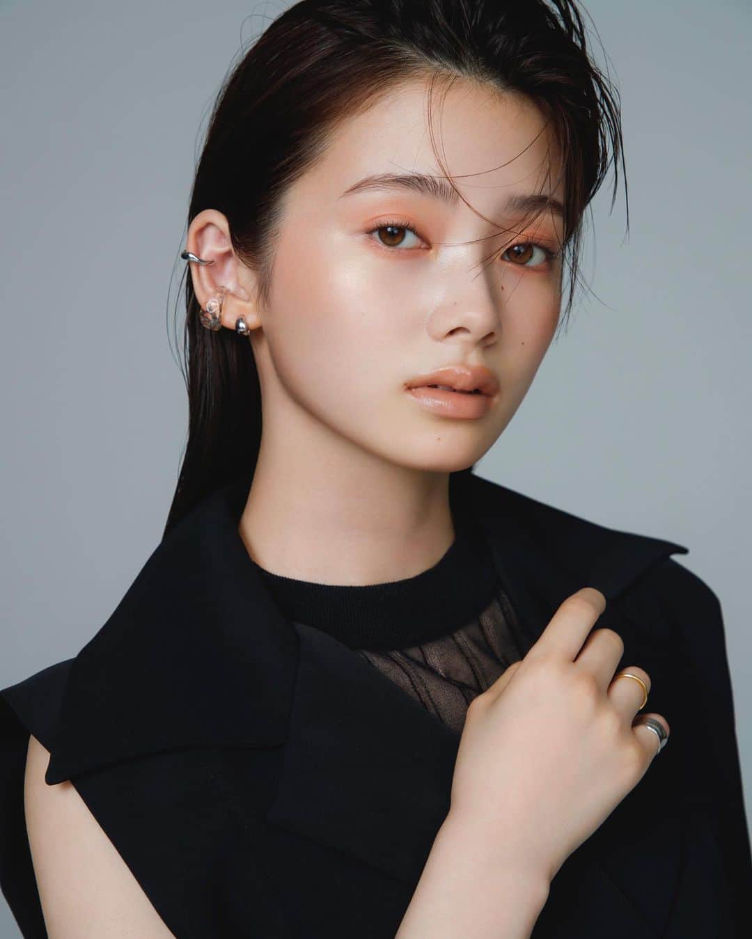 菊地泰久のインスタグラム：「@kotona_minami  @decorte_official  @bitekicom  @hiro.odagiri  @mikuogawa_stylist  @yasuhisa_kikuchi   #南琴奈 #cosmedecorte #美的 #菊地泰久 #yasuhisakikuchi #beauty #makeup #fashion #portrait #jewelry #gravure #shooting #photography #photographer #model #studio」