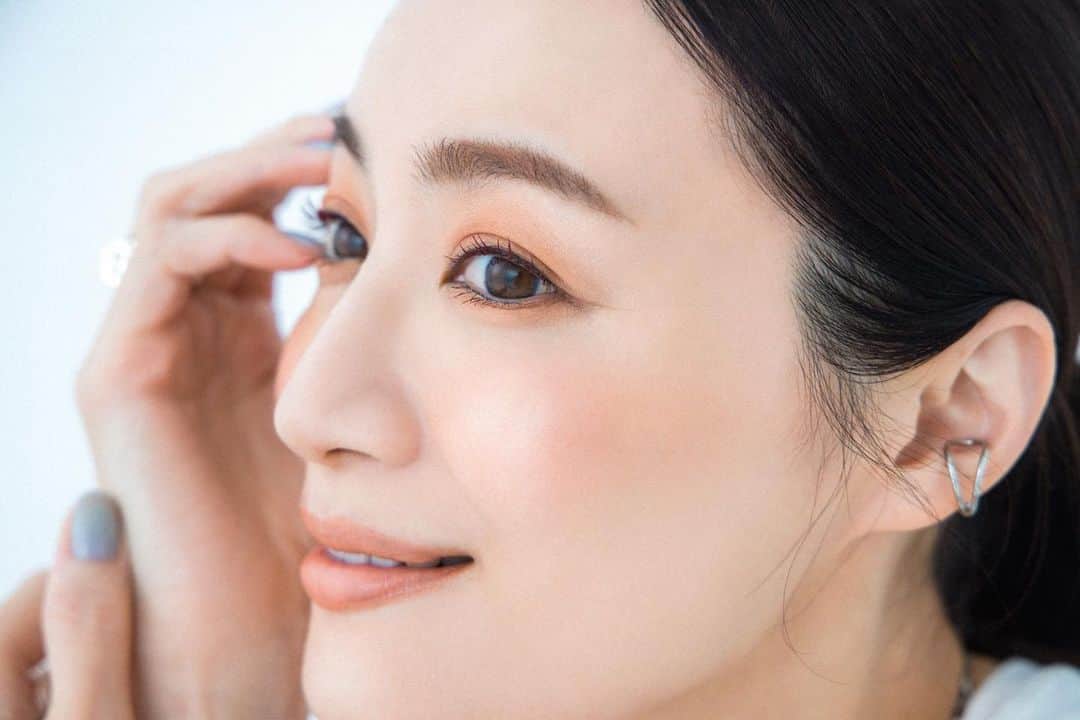 樹神のインスタグラム：「【美ST】 9月号 黒ライナーの企画でお仕事させていただきました。 もう一度、入れ方の基本のキ。 神戸春美さんがレクチャーしてくださってます！ ぜひご覧くださいませ。  @be_story_official   撮影　@ryok.1020  ヘア&メイク @kanbe61  スタイリスト　@megumikeda  文　@kamataka3215  モデル　@kotamaofficial  #アイメイク　#大人メイク　#アイライン　#アイライナー #黒ライナー　#eyemakeup  #eyeliner」