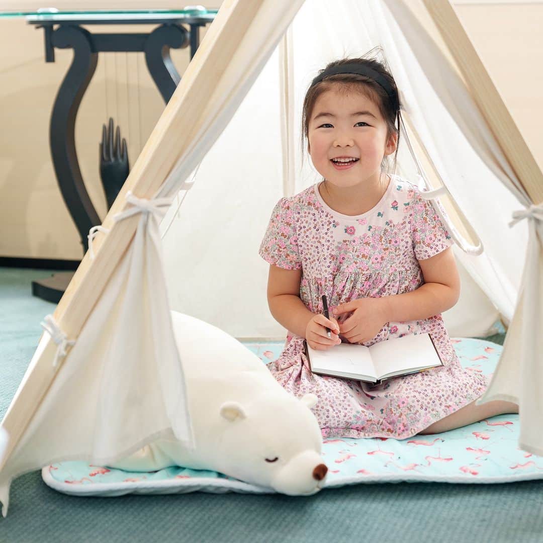 Park Hyatt Tokyo / パーク ハイアット東京のインスタグラム：「Offering a warm welcome to our youngest guests.  This summer, enjoy a "staycation" at Park Hyatt Tokyo with a range of amenities and services to keep parents and children alike comfortable and entertained.   夏休みのご予定はお決まりですか？小さなご家族との遠出が難しいなら、皆様ご一緒に非日常空間でのホテルステイを堪能されては。パーク ハイアット 東京では、お子様が心地よく楽しく過ごせるアメニティやアイテムを多彩に揃えています。  Share your own images with us by tagging @parkhyatttokyo —————————————————————  #parkhyatttokyo #luxuryispersonal #staycation #summervacation #family #familytrip #kids #kidsmenu #パークハイアット東京  #ステイケーション #夏休み  #家族旅行 #キッズ #キッズメニュー #お子様向け」