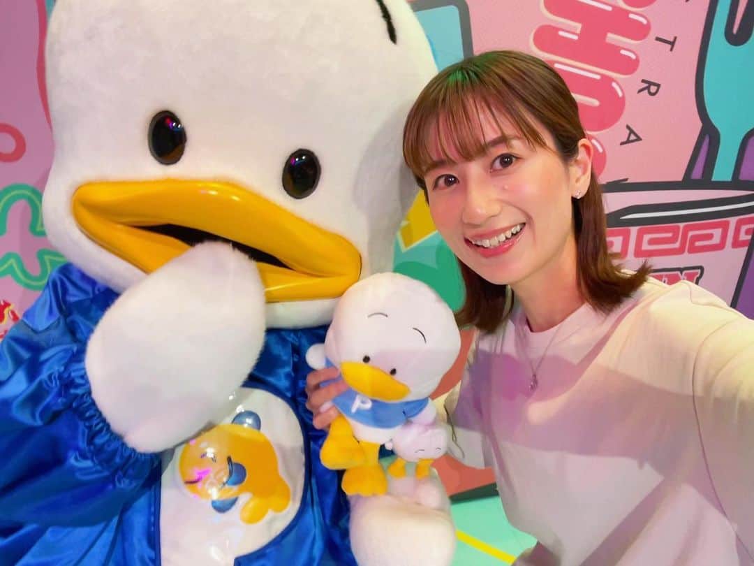 河村唯（うめ子）のインスタグラム：「ペックルくん✨ お誕生日おめでとう！㊗️  今年、 ペックルお誕生日weekを思いっきり楽しんだら... 完全に虜になりました😍✨ 優しいし、かわいいし、おもしろい←ここ、最高🤣  初めてピューロに連れてってもらったとき、 あなたがフェアリーランドシアターの空をフライング👼した衝撃。✨ 今でも忘れません🎵 ほんとうに、 空飛べたらいいね！🌈✨  はぴだんぶいの じゃんけんで決まったリーダーを務めてるのも素敵です😍✨  ペックルくんの商品は、 "かわいい"よりも"かっこいい"が好みな大きなお友達にとって、 身につけられる色とデザイン😍✨ これから、いろいろチェックします！  33歳、 ペックルくんの魅力に気づく夏☀️うめ子です。  ペックルくんにとって 素敵な1年になりますように🌈✨☀️  #ペックル #お誕生日おめでとう #ピューロ #ピューロアンバサダー #sanrio #pekkle #tiktok #おめえが一番だよペックル」