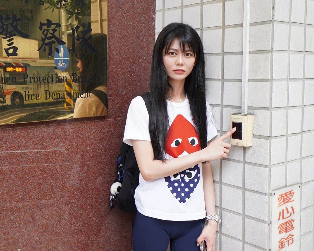 のインスタグラム：「來新北婦幼警察隊找學姐求助！ 很慶幸我在獨居租屋時期沒有遇過什麼怪事 大概只有我去騷擾別人Day  但夜路走多總會遇到色鬼 萬一被陌生人尾隨甚至被闖空門該怎麼做呢？ #快來白癡公主頻道看新片」
