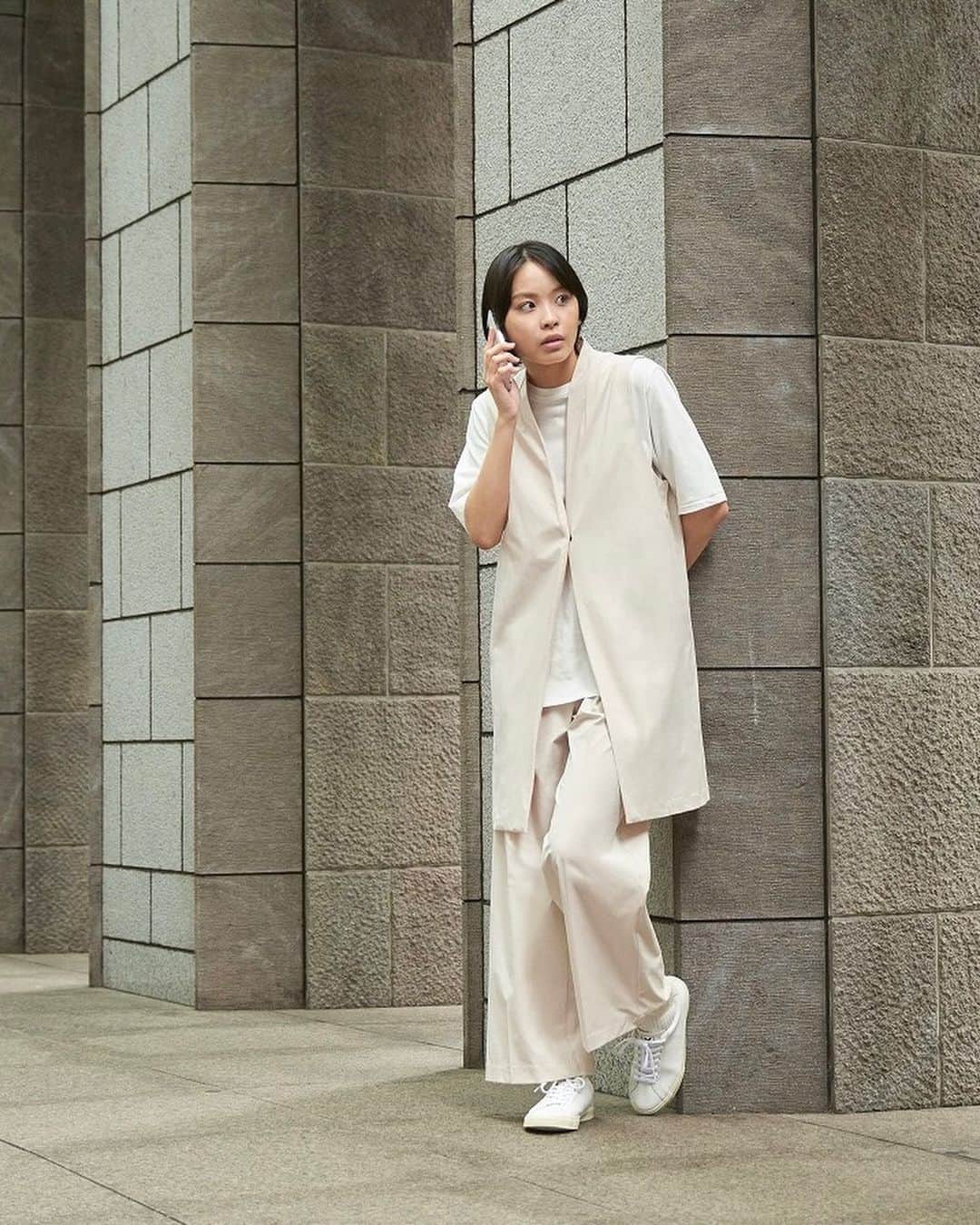 DANSKIN Japanのインスタグラム：「【my favorite DANSKIN】NEW IN. 毎日を自分らしく過ごすために。動きやすさや快適な着心地、何より自分に合うもの。 シンプルなデザインの中に込められた、スポーツウエアの機能や快適性。 私だけのお気に入り“my favorite DANSKIN”  ─────────────── 休日はいつものスタイルをアップデートして街へリサーチに。  ストレッチ性が高くとにかく軽い着心地で人気の「ストレッチライトシリーズ」からベストが新登場しました。 いつものスタイルに羽織るだけファッション性とフレッシュさを加えてくれるので、夏のスタイリングがマンネリしてきた時ときやコーディネートのポイントが欲しいときに頼れる一着です。  🏷STRETCH LIGHT VEST DMF323300 ￥19,800(tax incl.) 🏷STRETCH LIGHT STRAIGHT PANTS DMF423300 ￥20,900(tax incl.)  ☑真夏でも快適な着心地の軽薄素材 ☑UVケア機能付き(UPF15-30、紫外線カット率85％以上) ☑自宅でのお洗濯も可能なイージーケア ☑ストレッチ性が高く長時間の着用も快適  環境配慮型素材ながらUVカット機能を備え、さらにウォッシャブル対応なので日常からビジネスシーン、旅先までアクティブなライフスタイルにぴったりです。 LOOKのように同シリーズのパンツとセットアップスタイルもおすすめです。  ─────────────── DANSKINブランドサイトにてLOOK公開中。 プロフィールトップのURLよりご覧いただけます。  右下ボタンで保存しておくと後からチェックするのに便利です🔖 ───────────────  #danskin #danskinjapan #ダンスキン #こころとからだ #わたしを生きる」